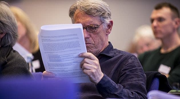 Kritisk læsning på generalforsamlingen i Lægernes Pensionskasse. Foto: Palle Peter Skov.