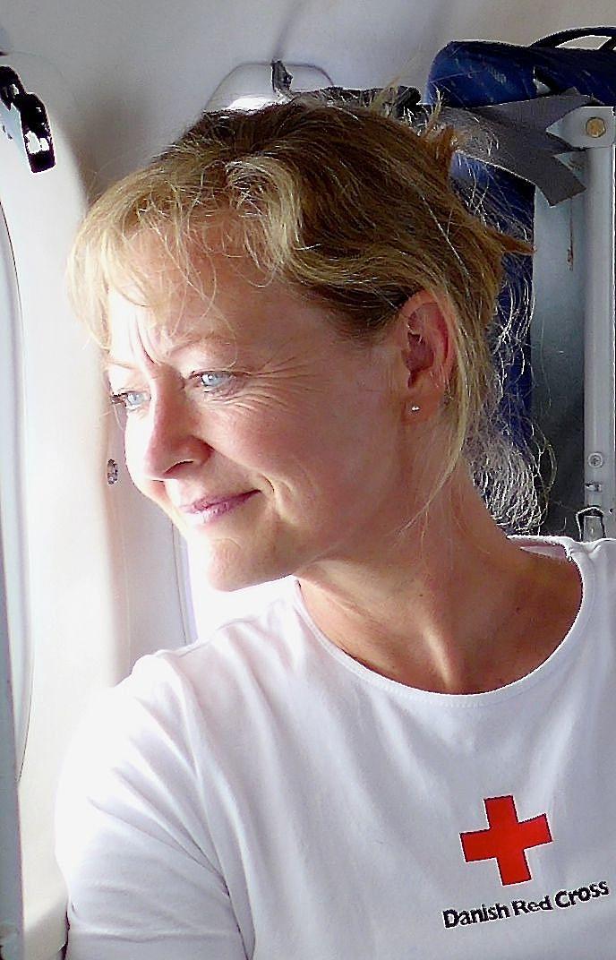 Lise Lotte Nielsen på vej i flyet til nye opgaver for Dansk Røde Kors. Foto: Privatfoto.