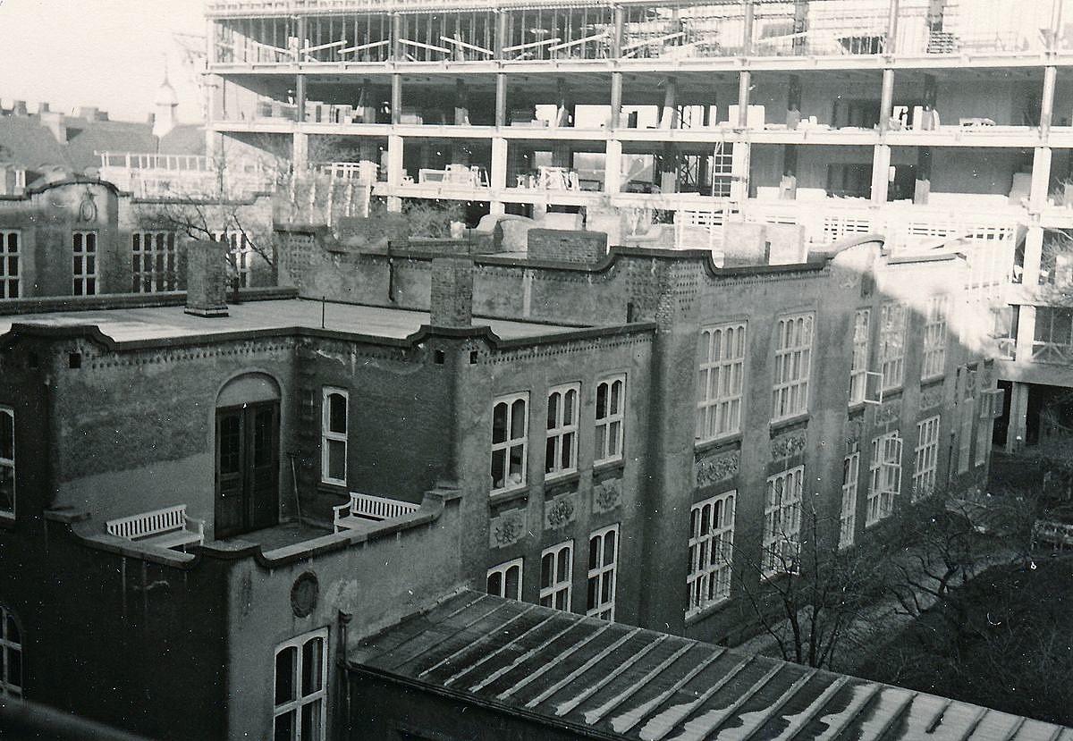 De gamle pavillonbygninger fra 1910 var endnu i brug i 1965, mens det nye centralkompleks skød op i den gamle hospitalshave. Foto: Dansk Sygeplejehistorisk Museum.