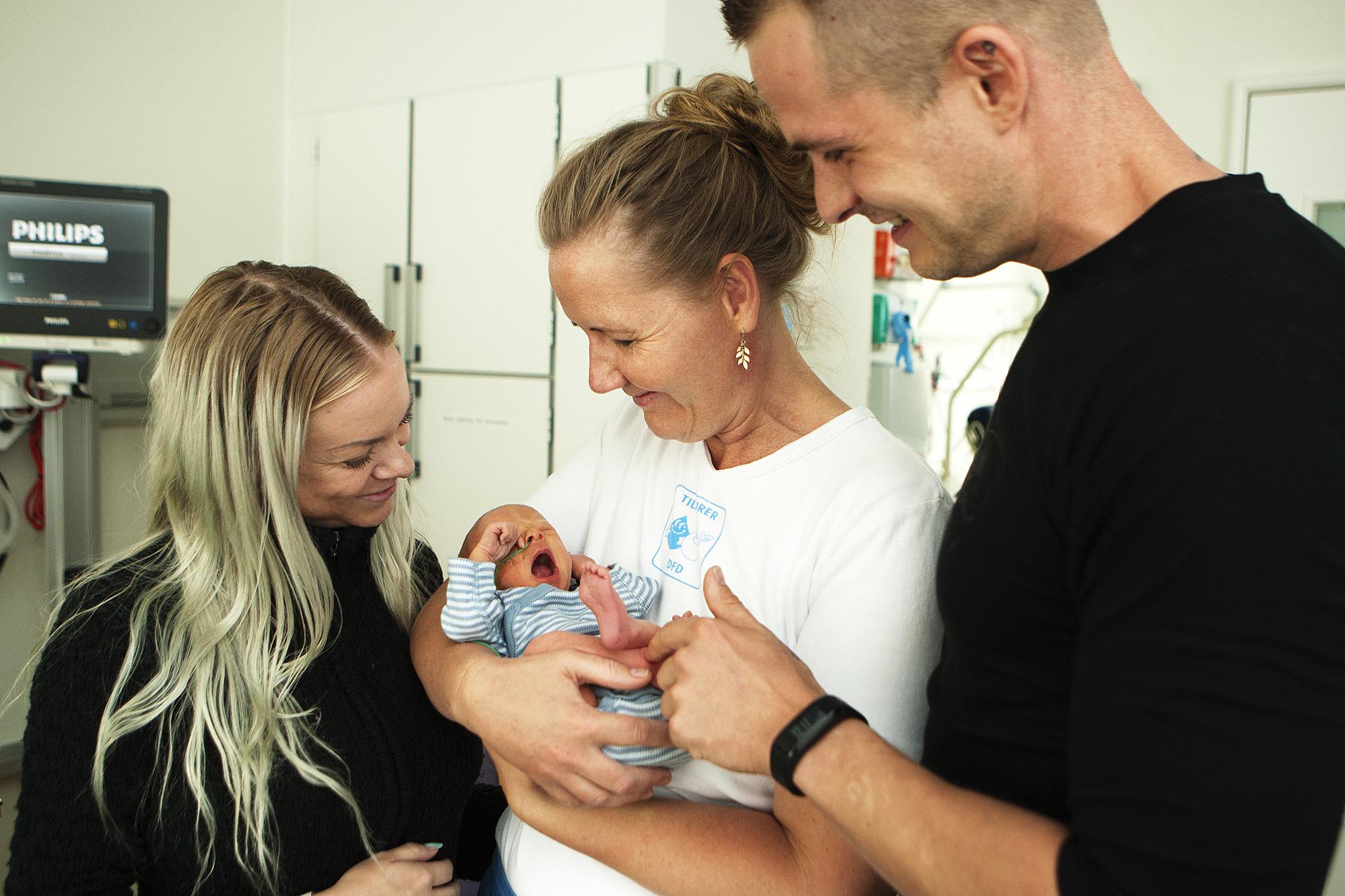 Lykkelige, nybagte forældre. Bedre selskab kan Kamilla ikke tænke sig. Her er det Haderslev-parret Julie Honnens og Martin Bohde og deres bare 3 dage gamle og dengang endnu navnløse førstefødte.