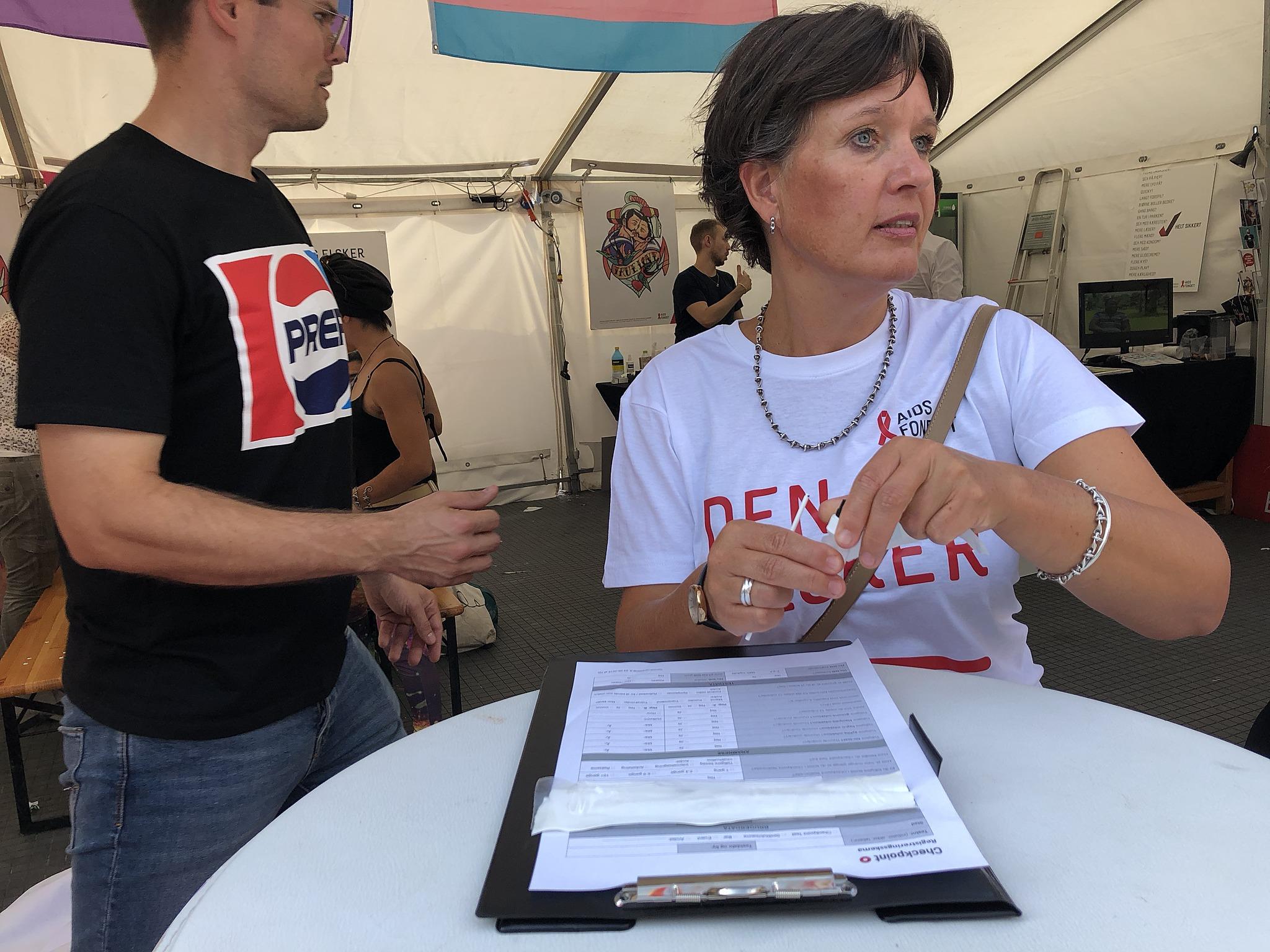 Lotte Kehlet, sygeplejerske og rådgivningschef i AIDS-fondet, gør klar til HIV-teste gæster på Rådhuspladsen under Copenhagen Pride 2018. 
