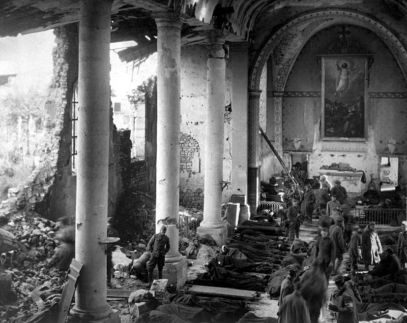 Amerikansk nødlazaret i ødelagt kirke i Frankrig, 1918. Foto: Sgt. J.A. Marshall / US Army Reserve.