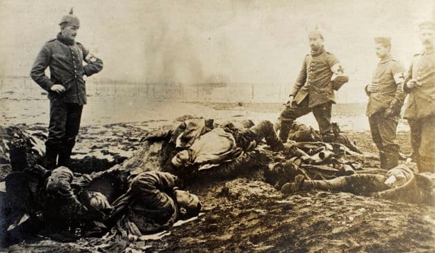 Tyske sanitetssoldater ved østfronten, 1916. Ukendt fotograf.