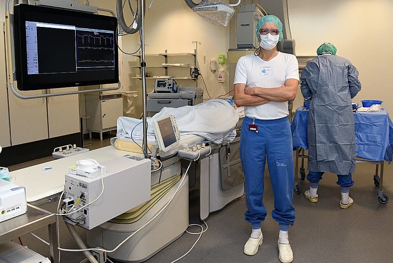 Overlæge Michael Skov Hansen er ved at forberede næste patient og bærer derfor hue, mundbind samt blybriller mod røntgenstråling. Foto: Henrik Houman, Sygehus Sønderjylland.