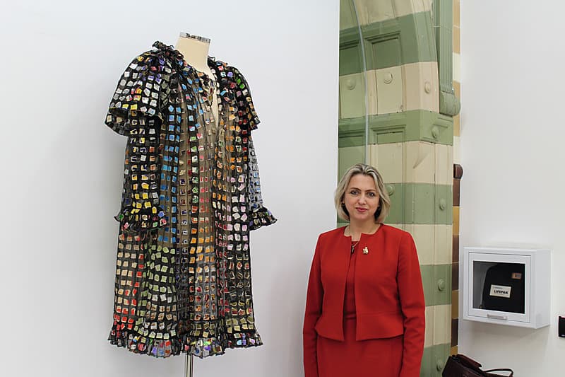 ”Feast”, en kommentar til tidens overforbrug: frakke, besat med stumper af indpakning fra mad indtaget 1.juledag. I bunden "Steves´s scarf” med piller mod hjertesygdom, gigt og diabetes. Sammen med Professor Helen Stokes-Lampard, formand for RCGP