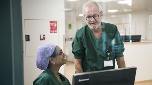 Ledende overlæge Lynge Kirkegaard har fortrudt, at han inviterede DR indenfor. Her ses han sammen med anæstesiolog Swati Bhavsar. Foto: Palle Peter Skov.