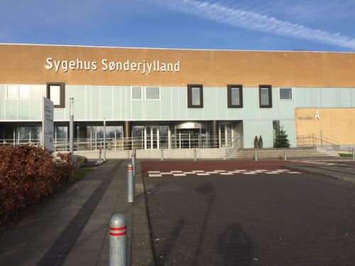 Ledende overlæge Lynge Kirkegaard, Sygehus Sønderjylland, mener, at DR giver et negativt billede af udenlandske læger. DR-redaktør melder hus forbi.