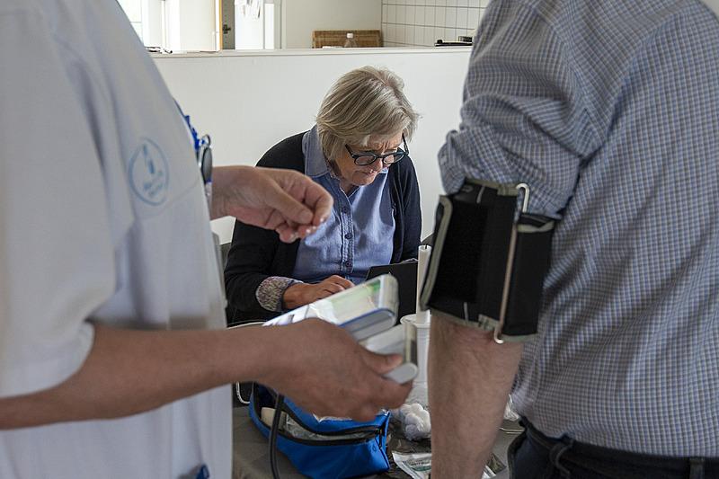 Sygeplejersken måler blodtryk, mens lægen skriver oplysninger ind, som også både kommunen og egen læge kan se. Foto: Jørgen Ploug