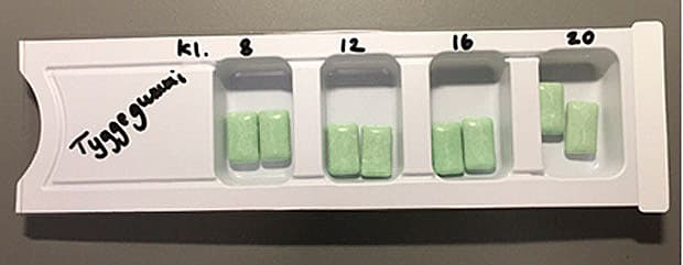 Tyggegymmitygning kan med fordel kombineres med administrationen af patientens øvrige faste smertestillende medicin i de første postoperative døgn.