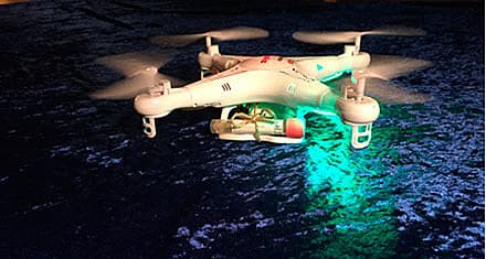 Mikrobiologisk hurtigdiagnostik kræver hurtig prøvetransport og døgnbemanding på den klinisk mikrobiologiske afdeling: Drone på vej over vandet om natten med mikrobiologisk prøve.