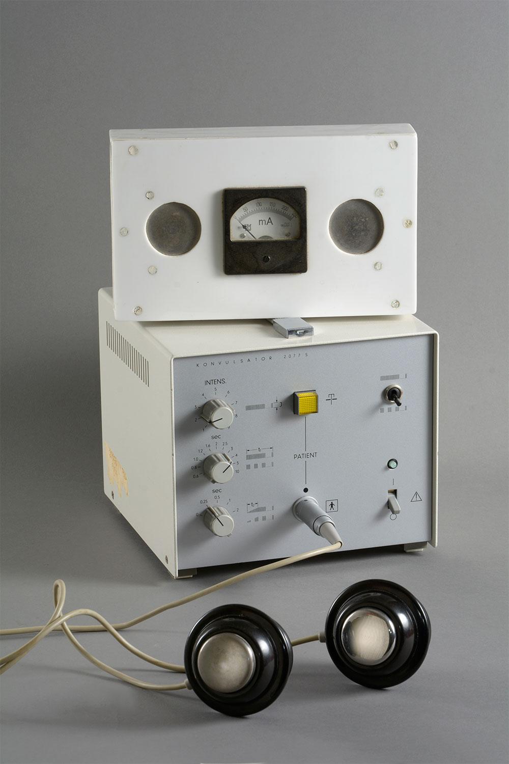 Siemens Konvulsator 2077. Den øverste hvide kasse med amperemeter er fabrikeret på sygehusets værksted og blev brugt til at teste elektroderne inden brug. Kassen har samme modstand som et menneskehoved (Steno Museet/foto: Erik Balle).