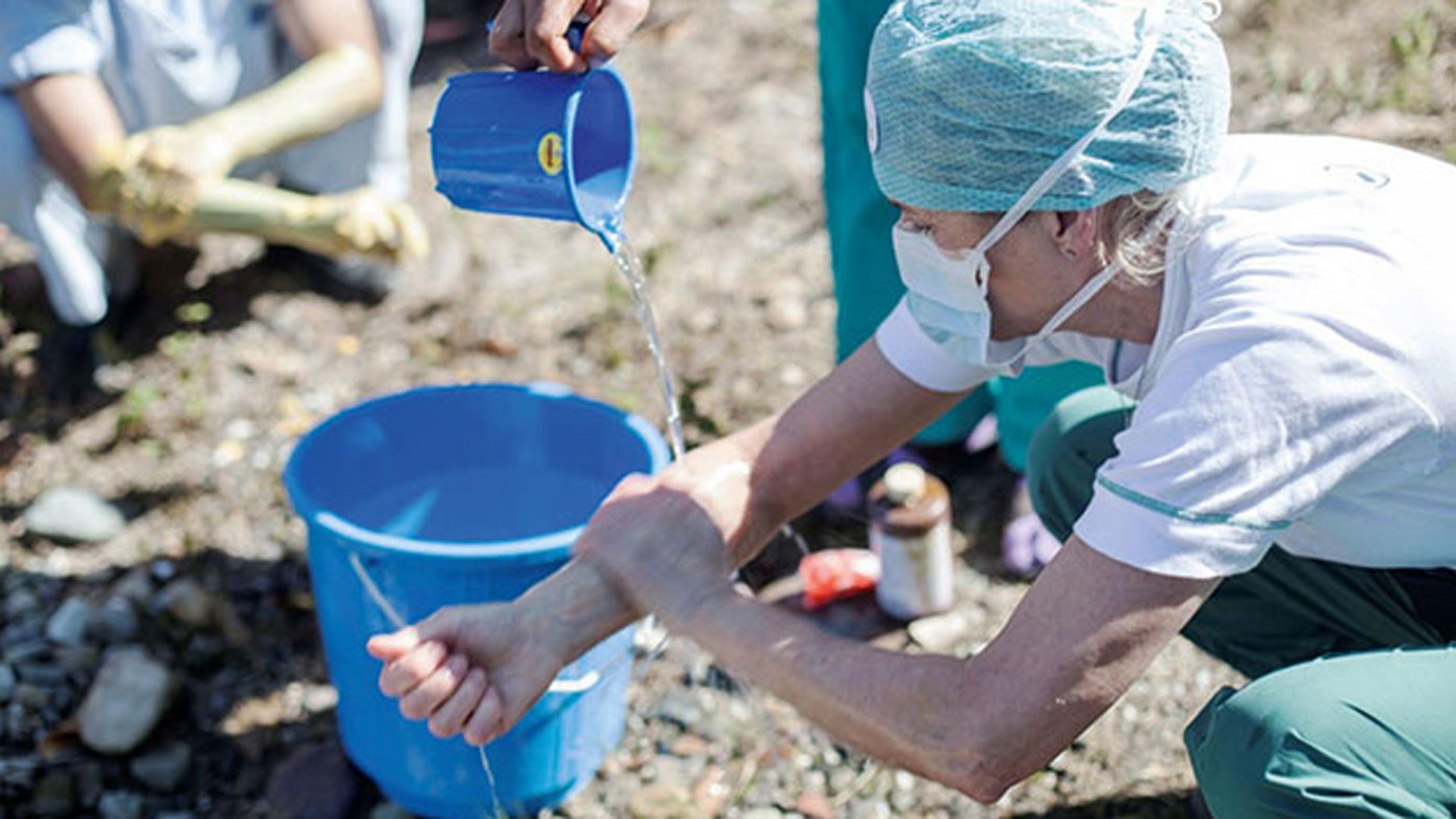 Øjenkirurg Gøril Boberg-Ans vasker hænder inden operationerne. Privatfoto fra Nepal.