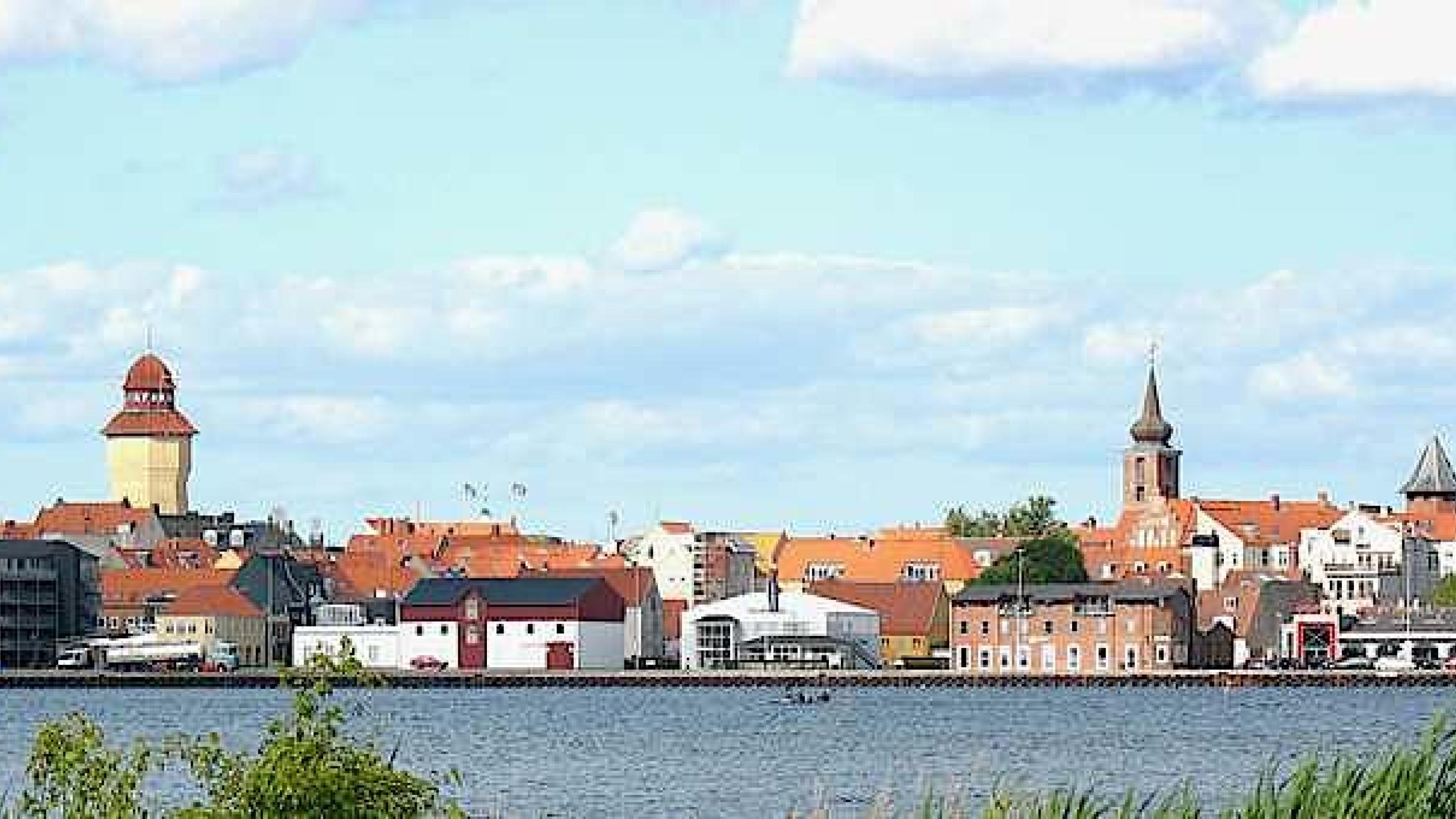 En væsentlig årsag til lægemanglen i Nykøbing Falster (billedet) er afstanden fra København, siger sygehusdirektør Arne Cyron. (Foto: Wikipedia)