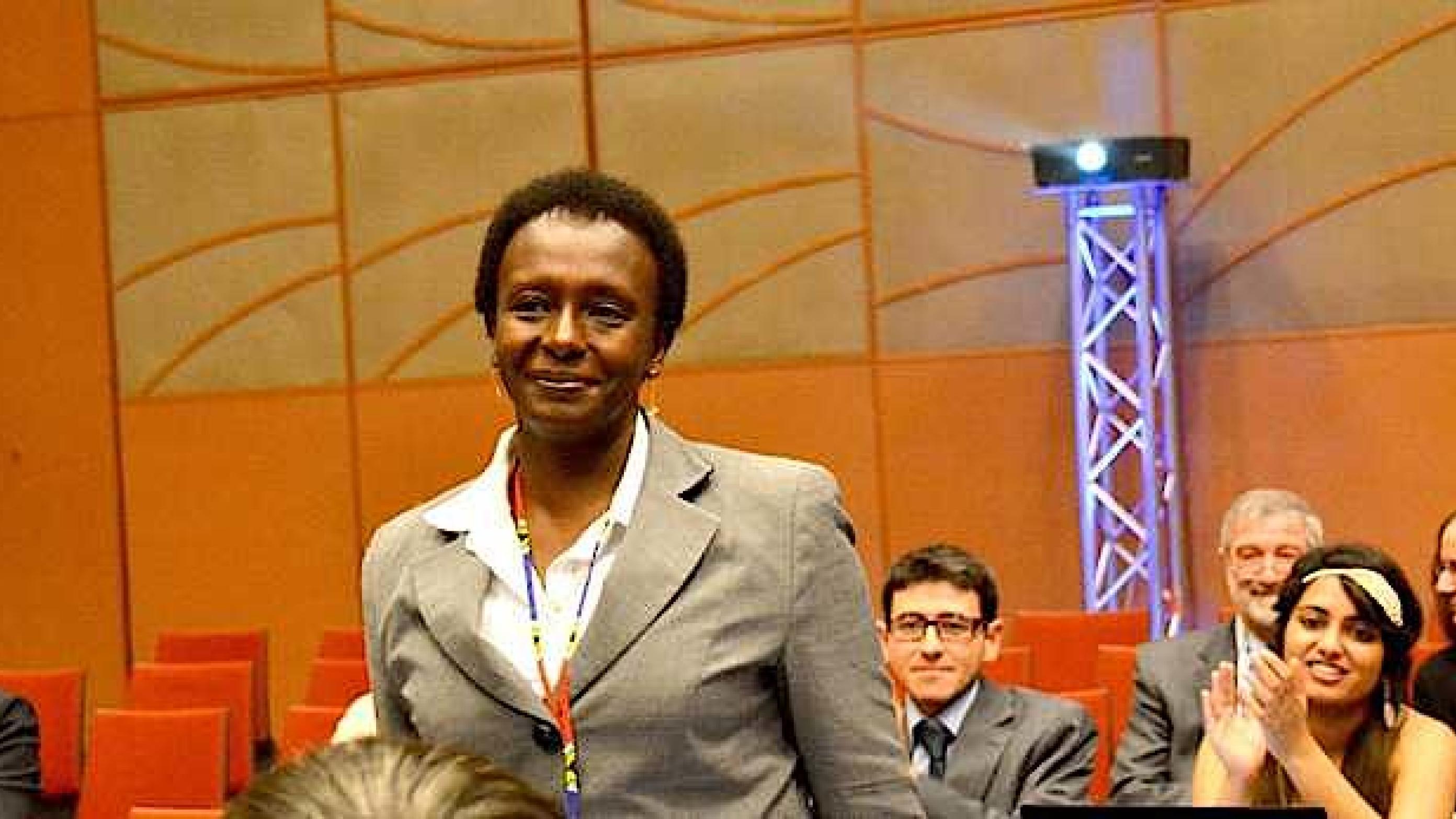 Der klappes ved optagelsen i WMA af Rwanda Medical Association, her repræsenteret af sin præsident, dr. Kayitesi Kayitenkore. (Privatfoto)