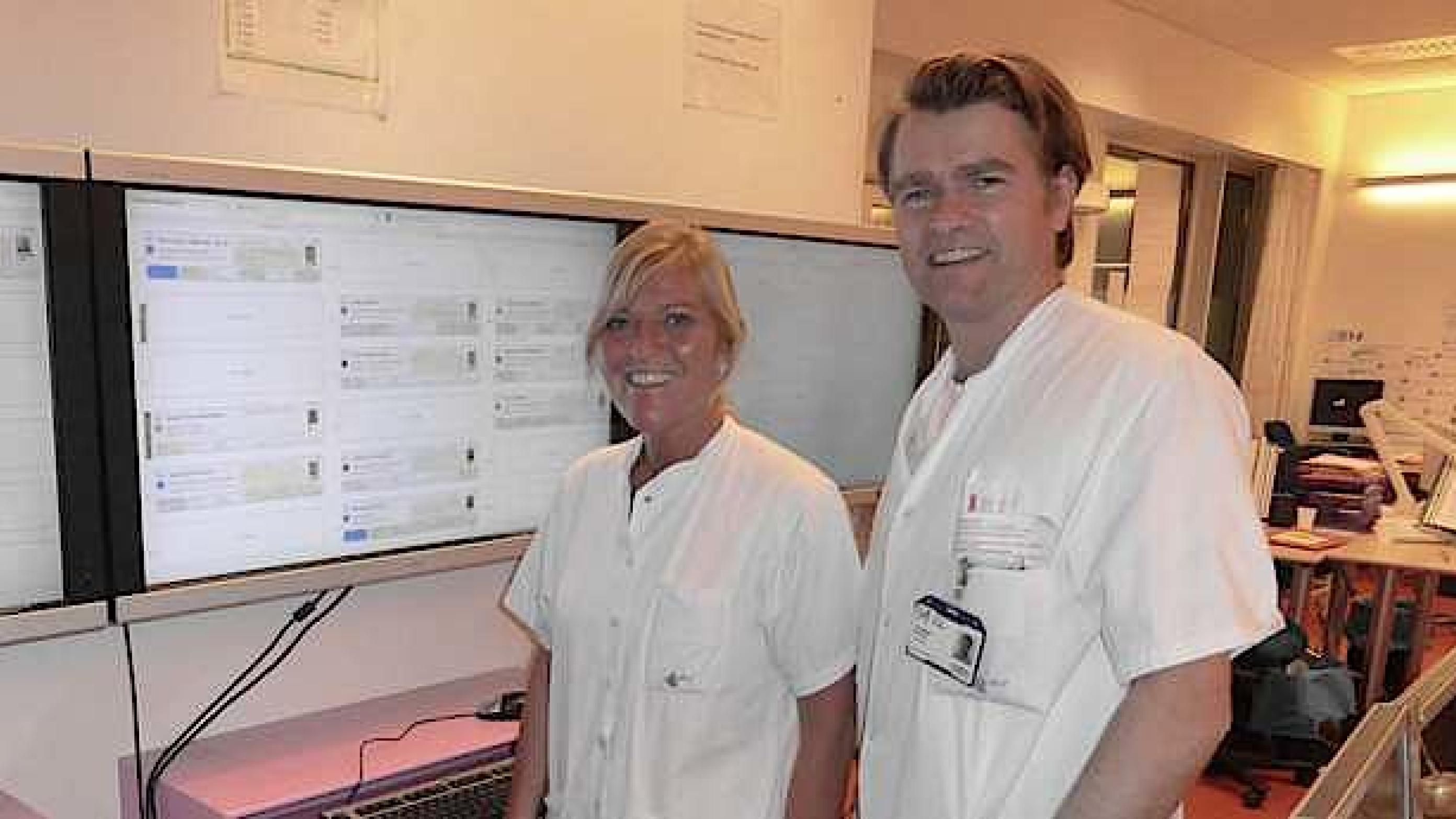 Overlæge Christian Søborg ved Cetrea-tavlen med sygeplejesekretær Sanne Lindquist. (Privatfoto)