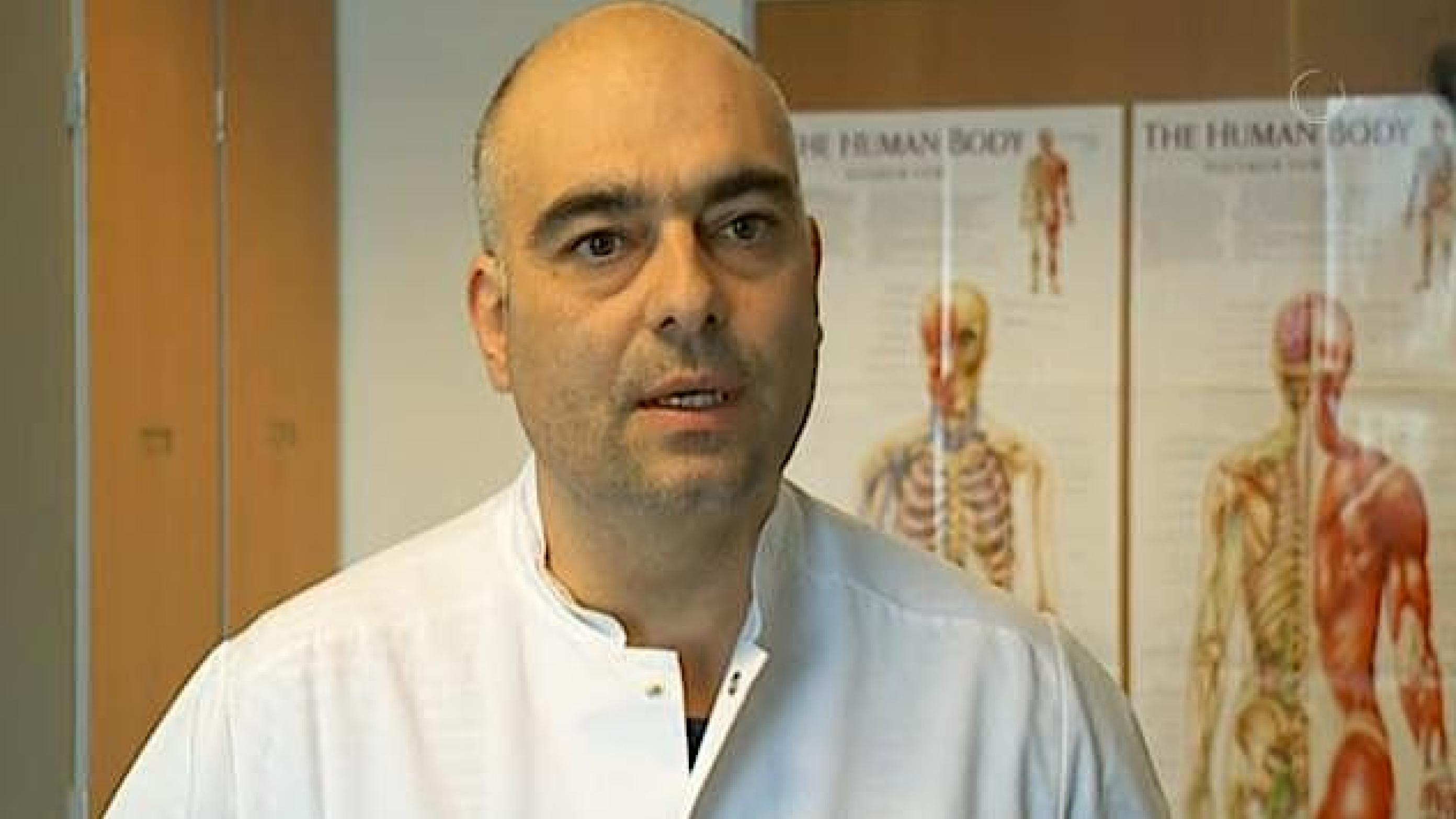 Speciallæge Shanin Gaini har forladt den danske speciallægevirkelighed, der efter hans mening drukner i bureaukrati og drænes for lægefaglighed - og har genfundet fagligheden på Færøerne.
