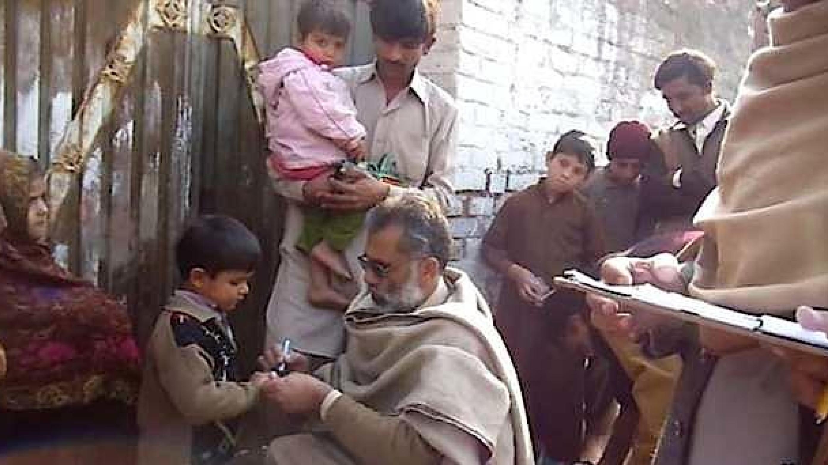 Vaccination i Pakistans Khyber Pakhtunkhwa-provins. Barnets hånd mærkes med blæk efter at dråbevaccinen er givet. (video grab)