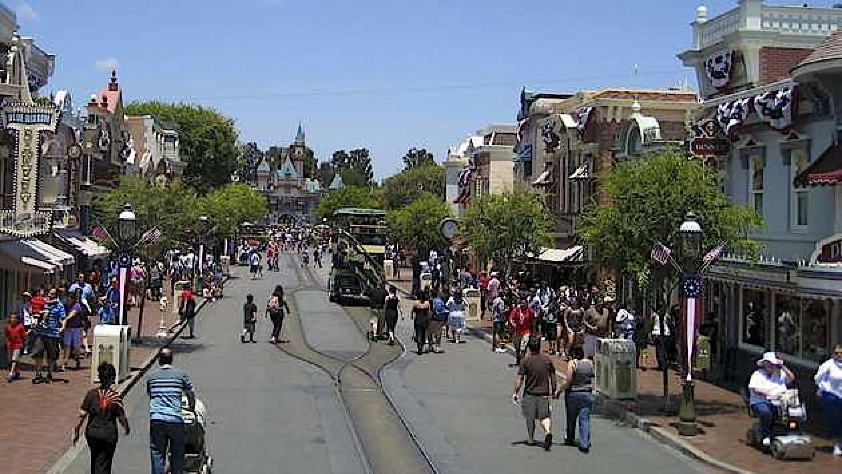En enkelt uvaccineret besøgende her, i Disneyland Californien, er formentlig årsag til USA's værste mæslingeudbrud i mange år. (Wikimedia)