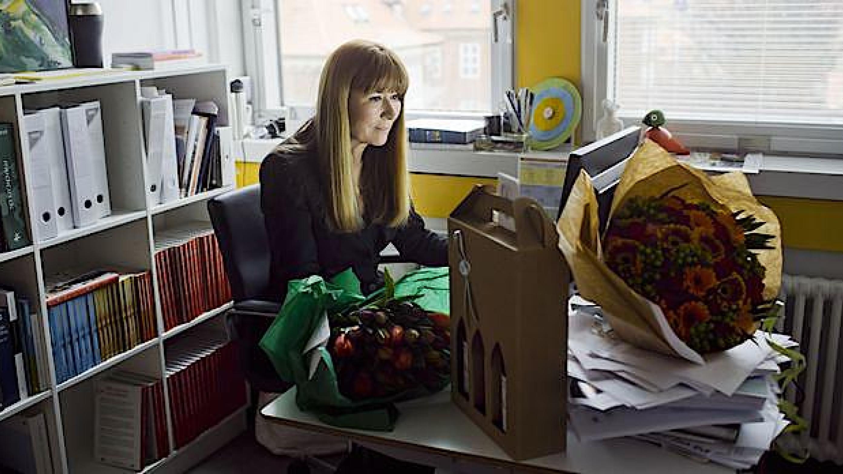 Bente Klarlunds skrivebord flyder over med vin og blomster - alt sammen lykønskninger i forbindelse med hendes sejr over UVVU ved Østre Landsret. Foto: Claus Boesen.