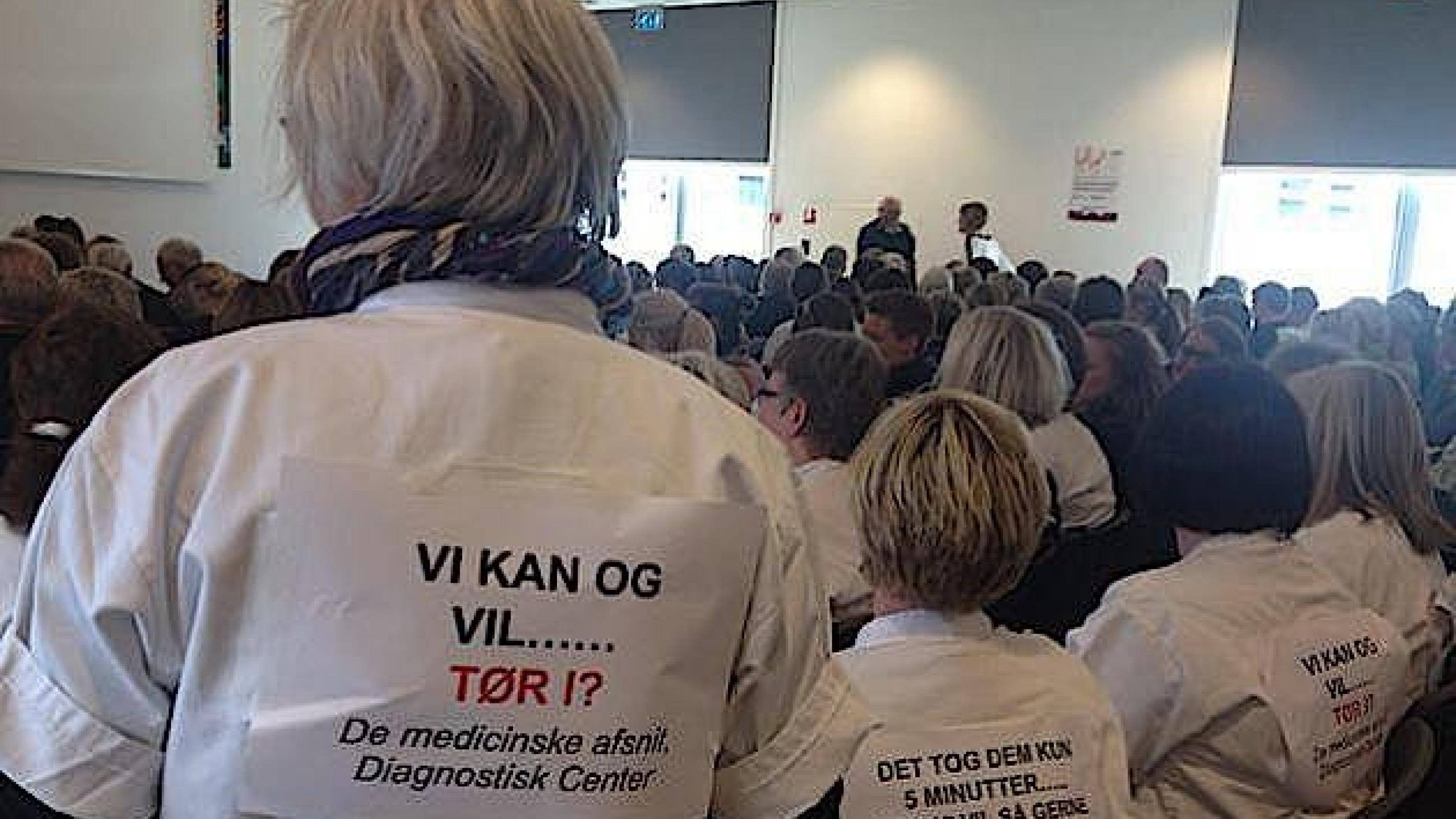 Lægeforeningen Midtjylland kritiserer Region Midtjyllands spareplan, som også har ført til store protester lokalt. Her er det i Silkeborg. Foto: Kurt Balle Jensen.