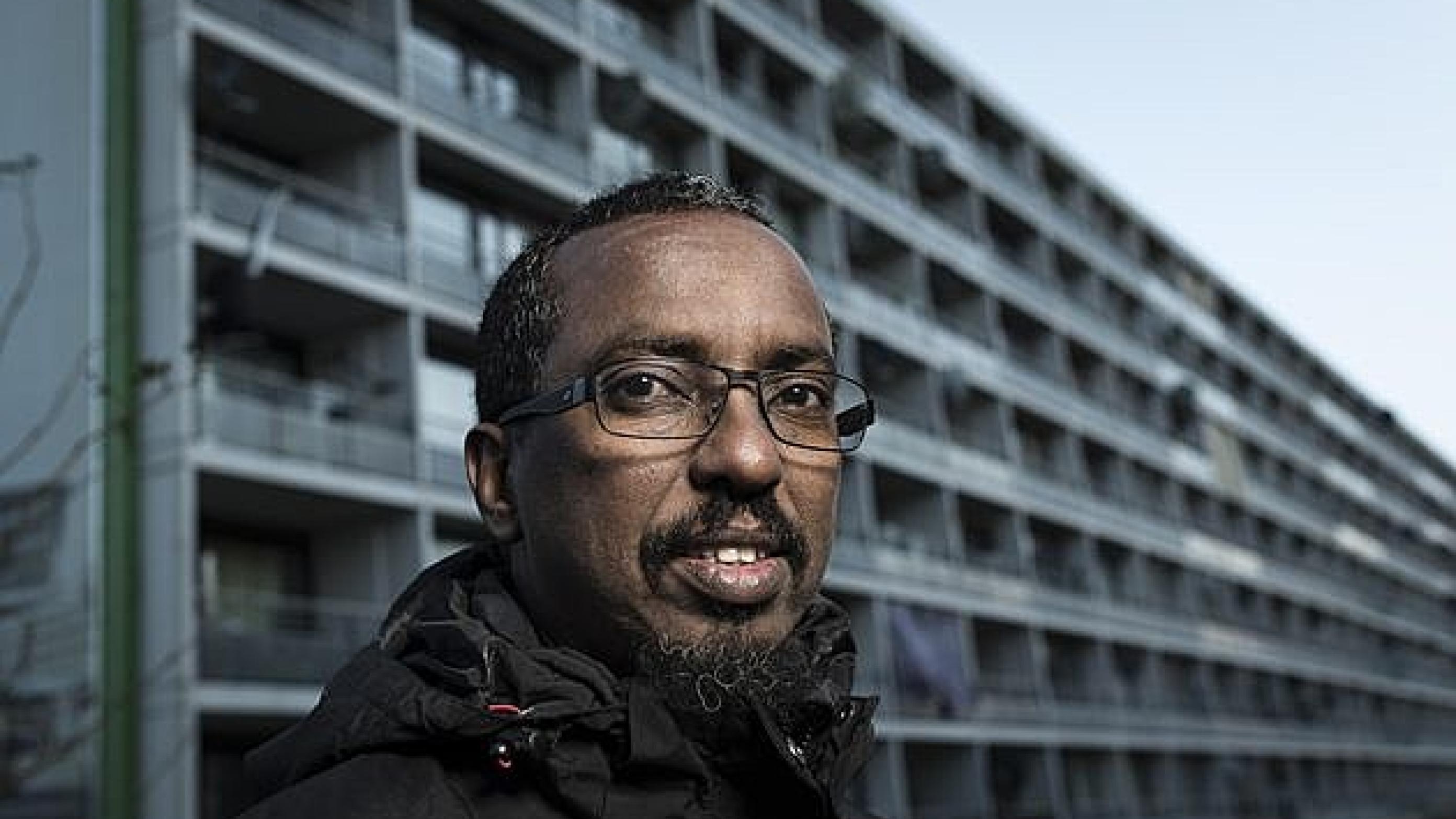 Abdi Ali, anæstesilæge på Regionshospitalet i Viborg og formand  Somalisk Sundhedsforbund, fotograferet i Gellerup ved Aarhus. Foto jesper Voldgaard.