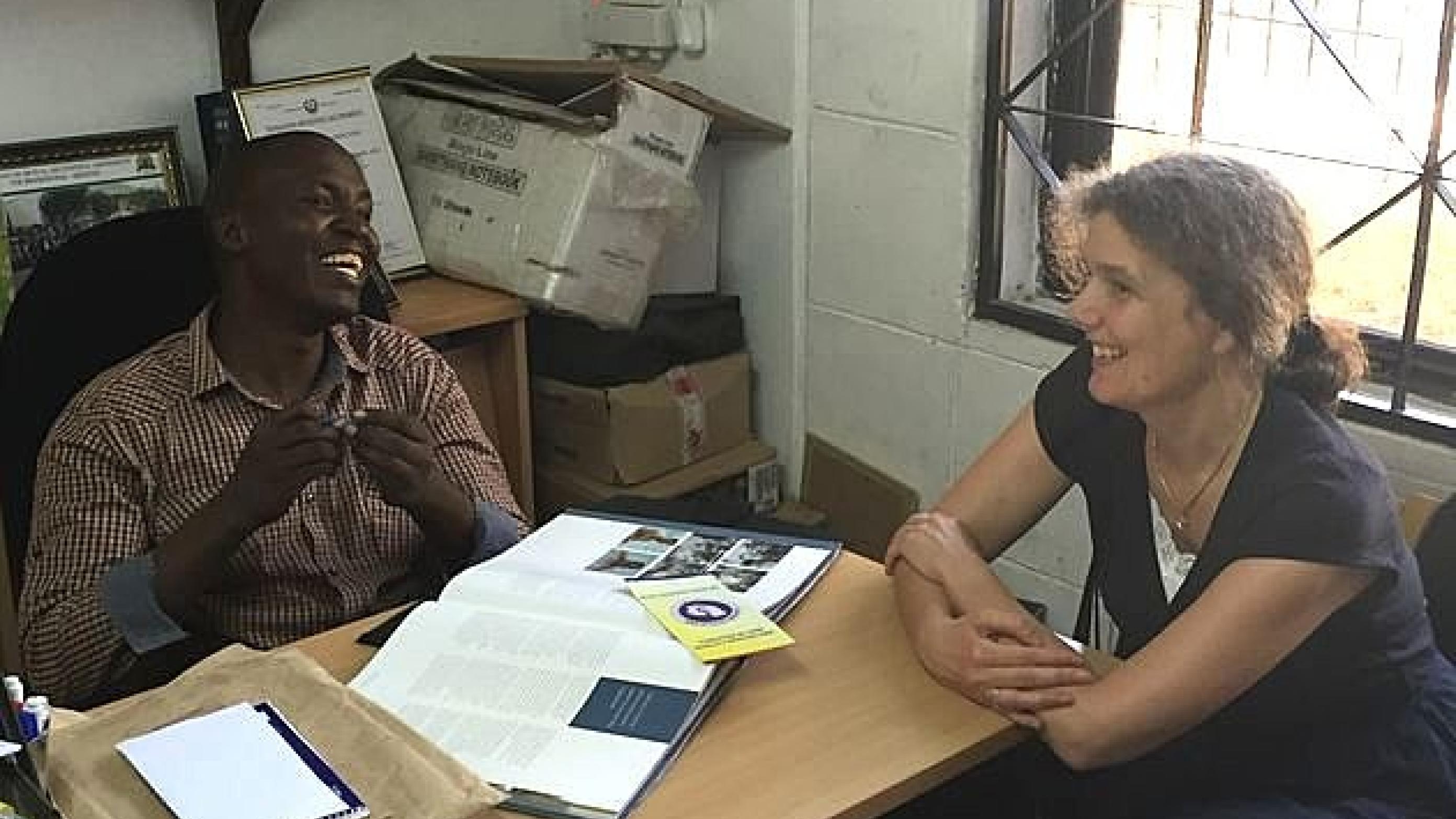 Marie Brasholt hos den tanzaniske lægeforenings direktør, Moses Kidew (Privatfoto).