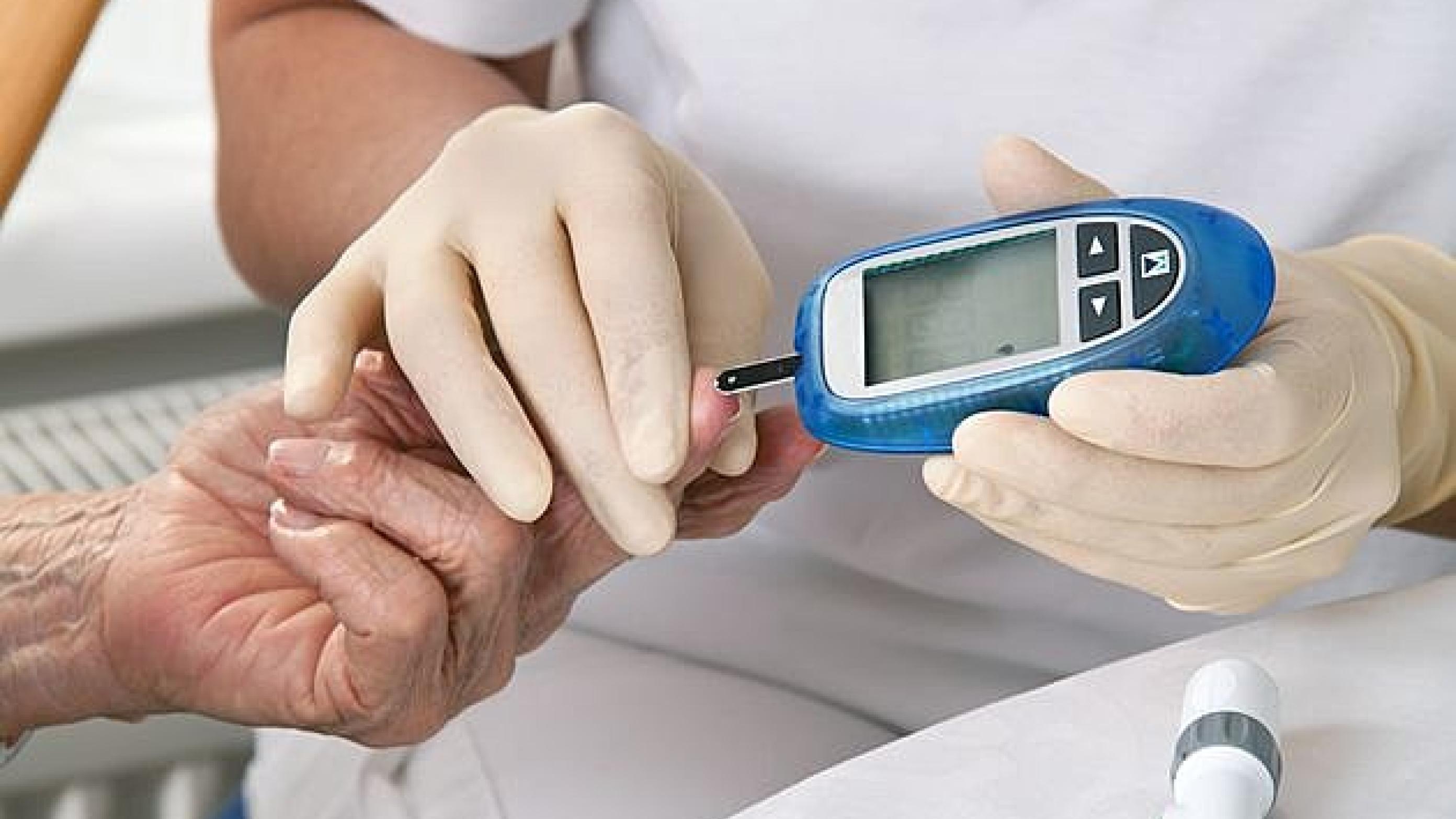 Blodsukkeret måles. Mange diabetespatienter tabes, fordi de farer vild i de mange, spredte tilbud. Foto: Colourbox