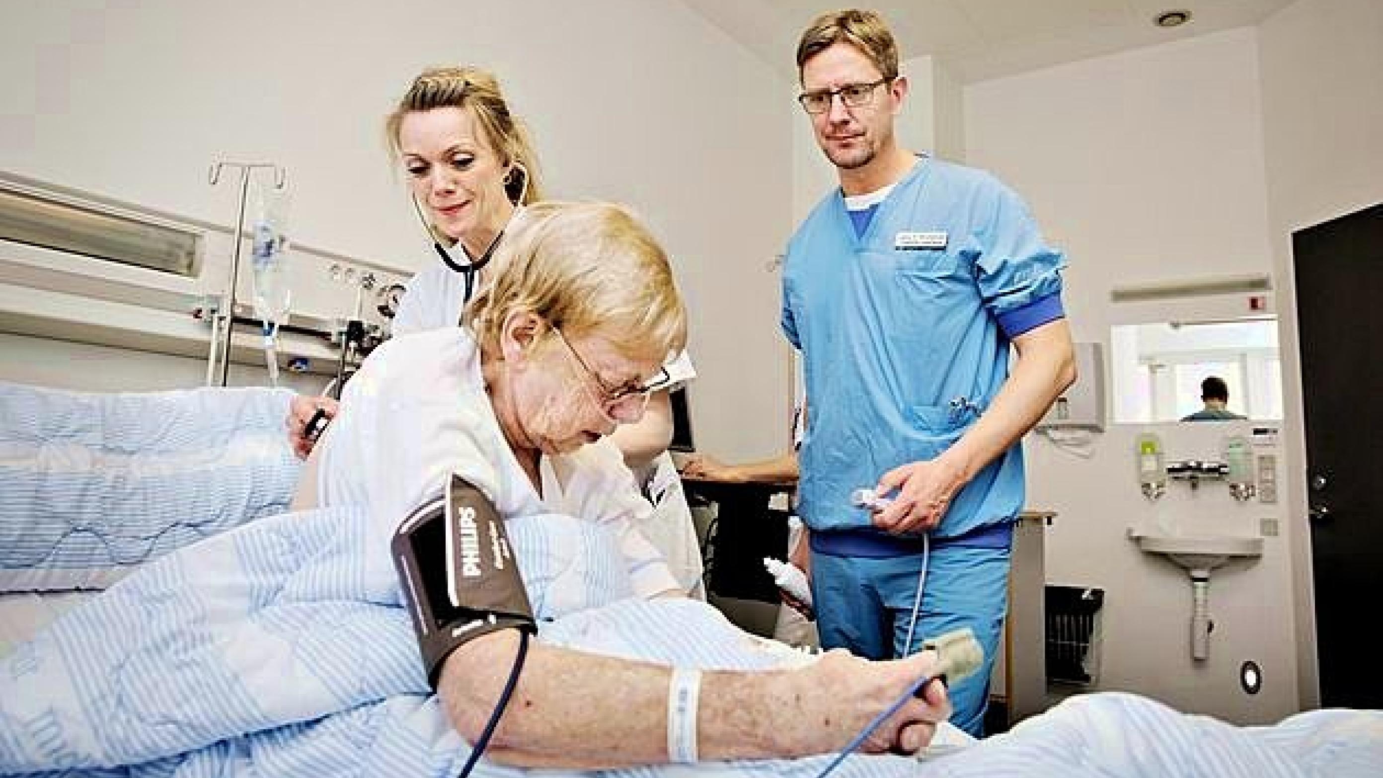 Mille Morberg til venstre med ledende overlæge Larry Kristiansen hos en patient. Foto: Astrid Dalum.