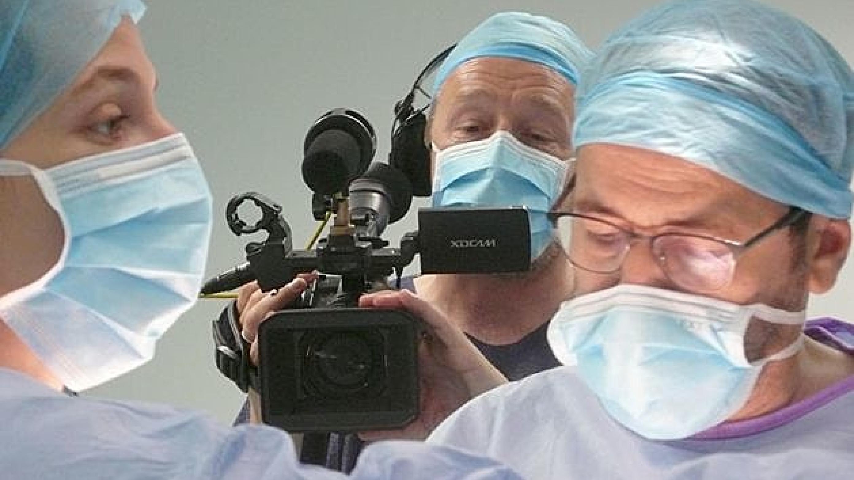 Belgiske Jérome le Maire brugte to år med et kamera på at skildre den travle hverdag på en kirurgisk afdeling på hospital Saint-Louis i Paris.