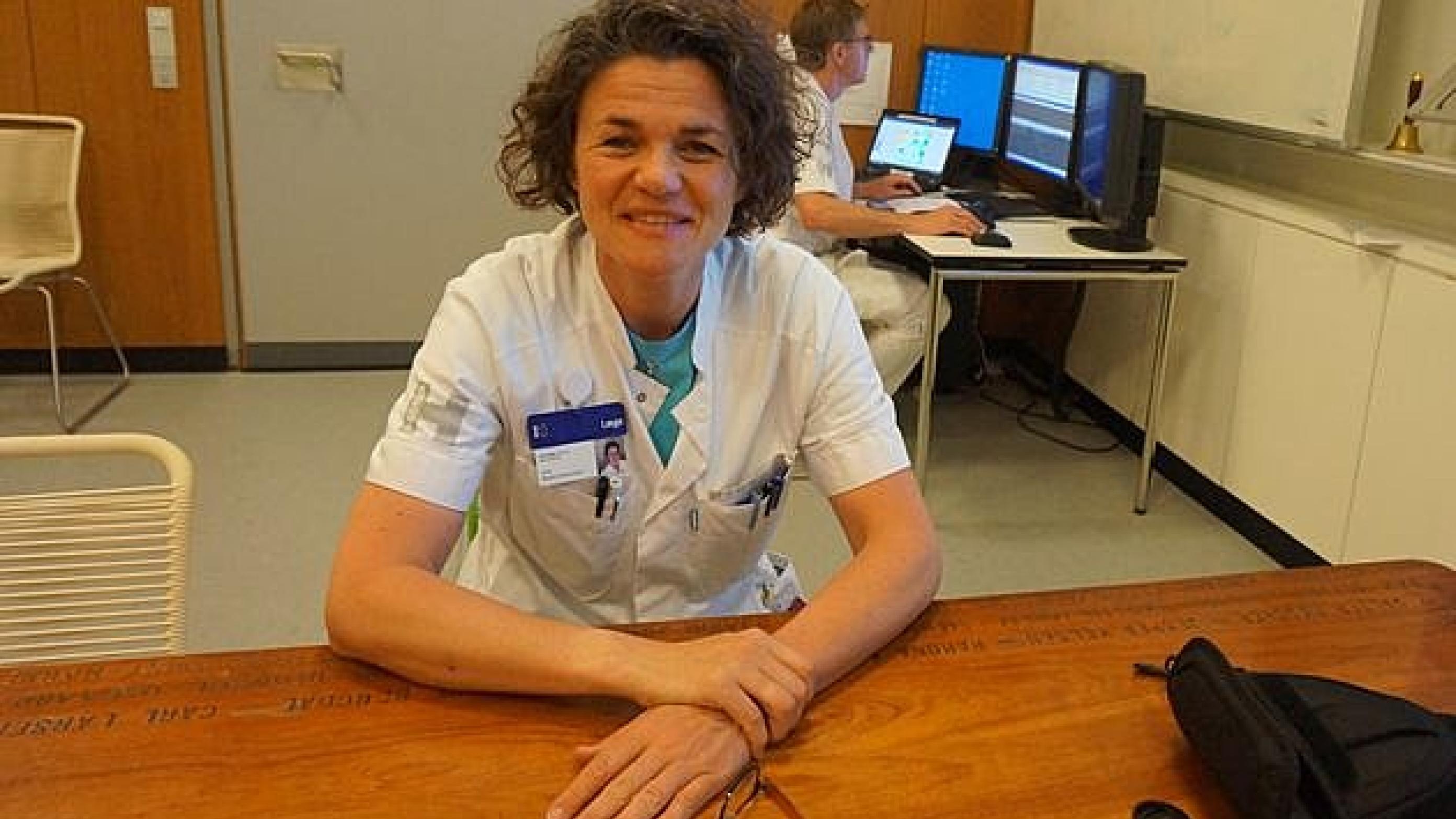 Overlæge Jane Skjøth-Rasmussen ved konferencebordet, der er lavet af en planke fra hospitalsskibet "Jutlandia". Privat foto.