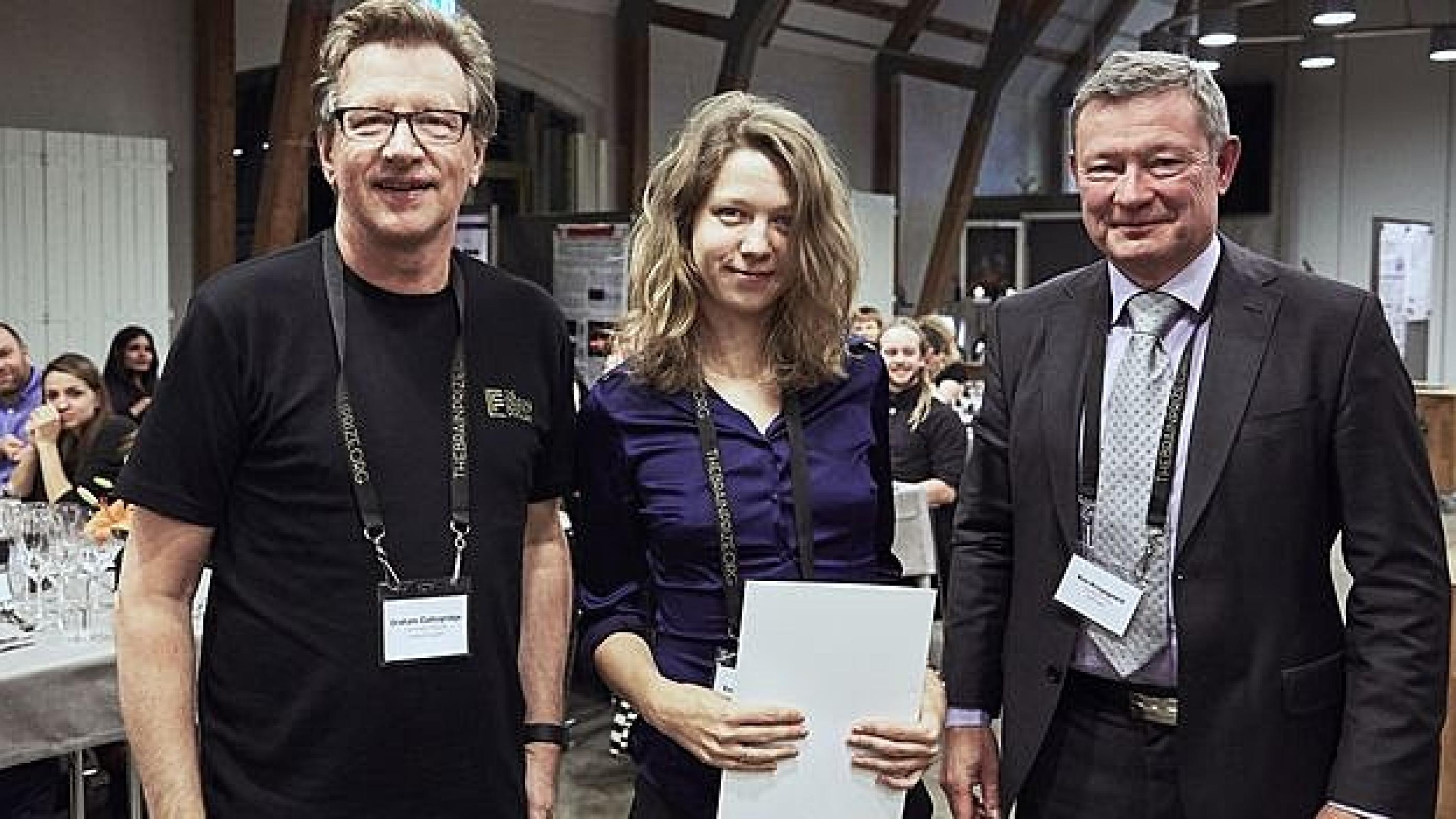 Eva Maria Meier Carlsen flankeret af prof. Graham Collingridge, University of Bristol tv) - en af vinderne af den store Brain Prize 2016 - og adm. dir. for The Brain Prize, Kim Krogsgaard. Foto: Lundbeckfonden.