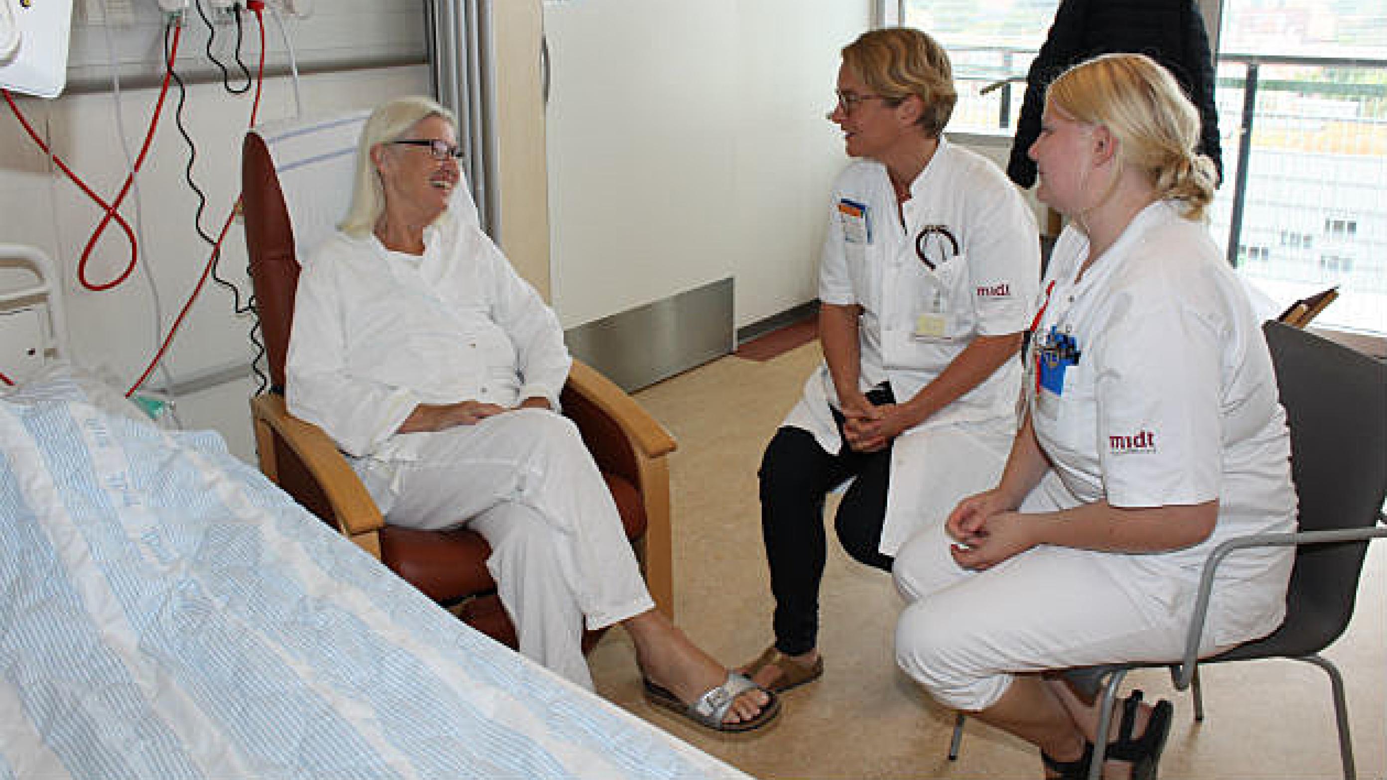 Siden september har Medicinsk Afdeling i Horsens haft stuegangsuger. Her er det overlæge Mette Nygaard Christensen og sygeplejerske Mia Andersen med en patient. Foto: Regionshospitalet Horsens