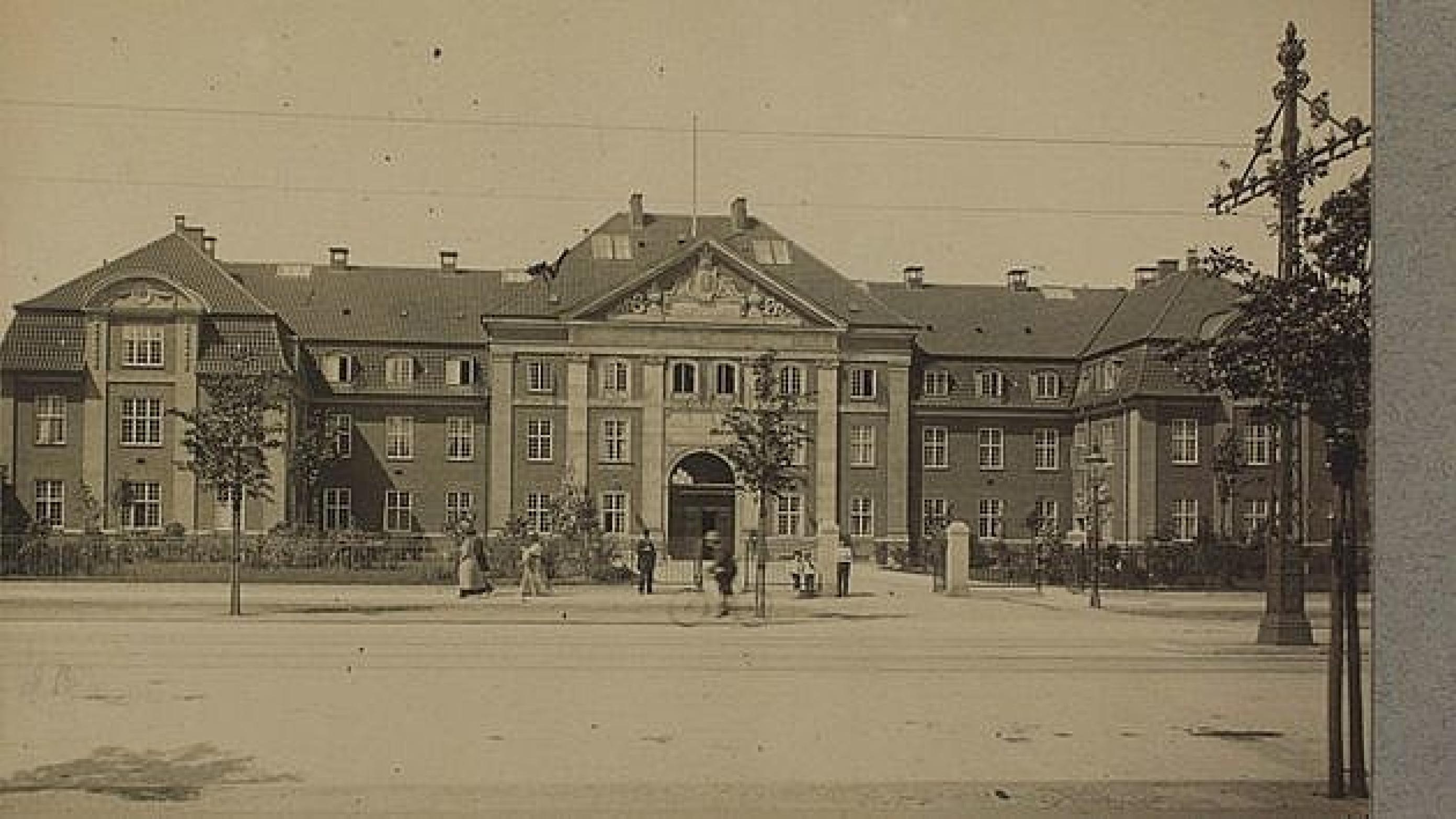 Det nye Rigshospitals portbygning mod Blegdamsvej, 1910. Foto: Det Kgl. Bibliotek