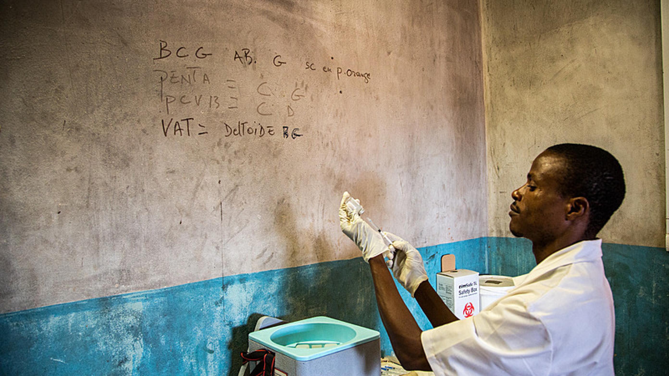 En MSF-medarbejder i gang med at forberede vaccinationer i Den Centralafrikanske Republik. Foto: Pierre-Yves Bernard/MSF