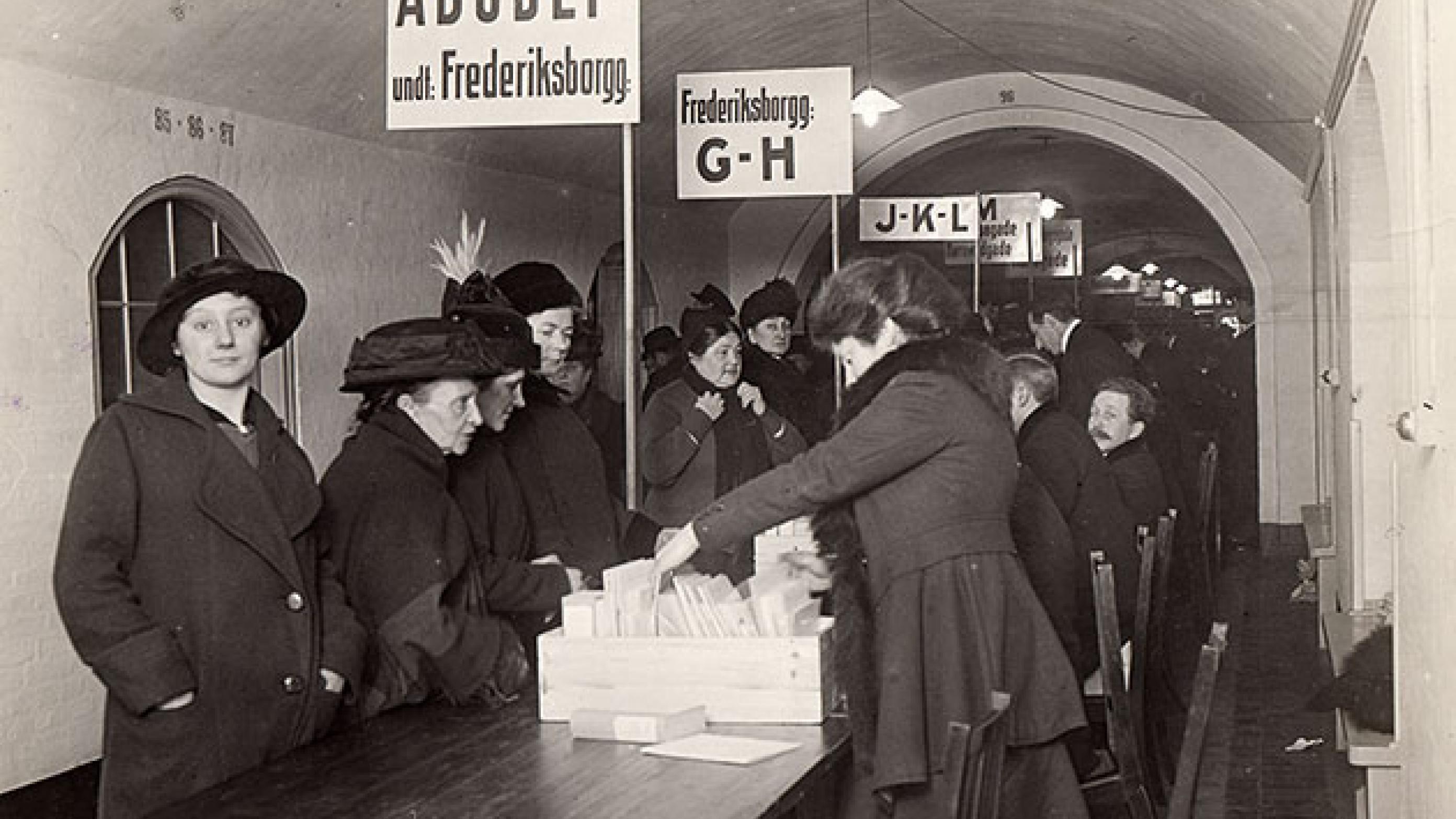 Uddeling af rationeringskort på Købenmhavns Rådhus i 1917. Foto: Københavns Stadsarkiv.