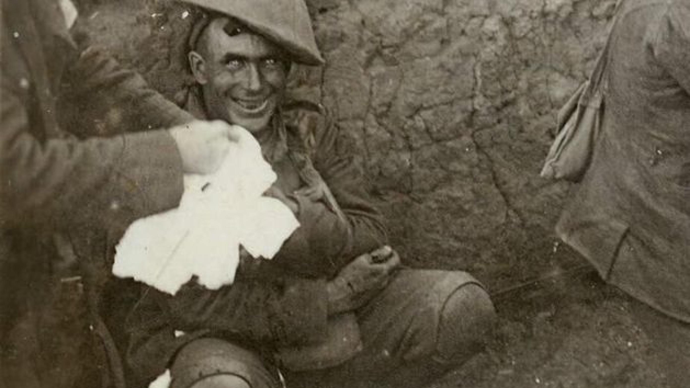 Somme-offensiven varede 140 dage og kostede over en million dræbte og sårede. Den britiske soldat på billedet lider af granatchok. Smilet røber det: Dengang smilede man aldrig, når man blev fotograferet. 