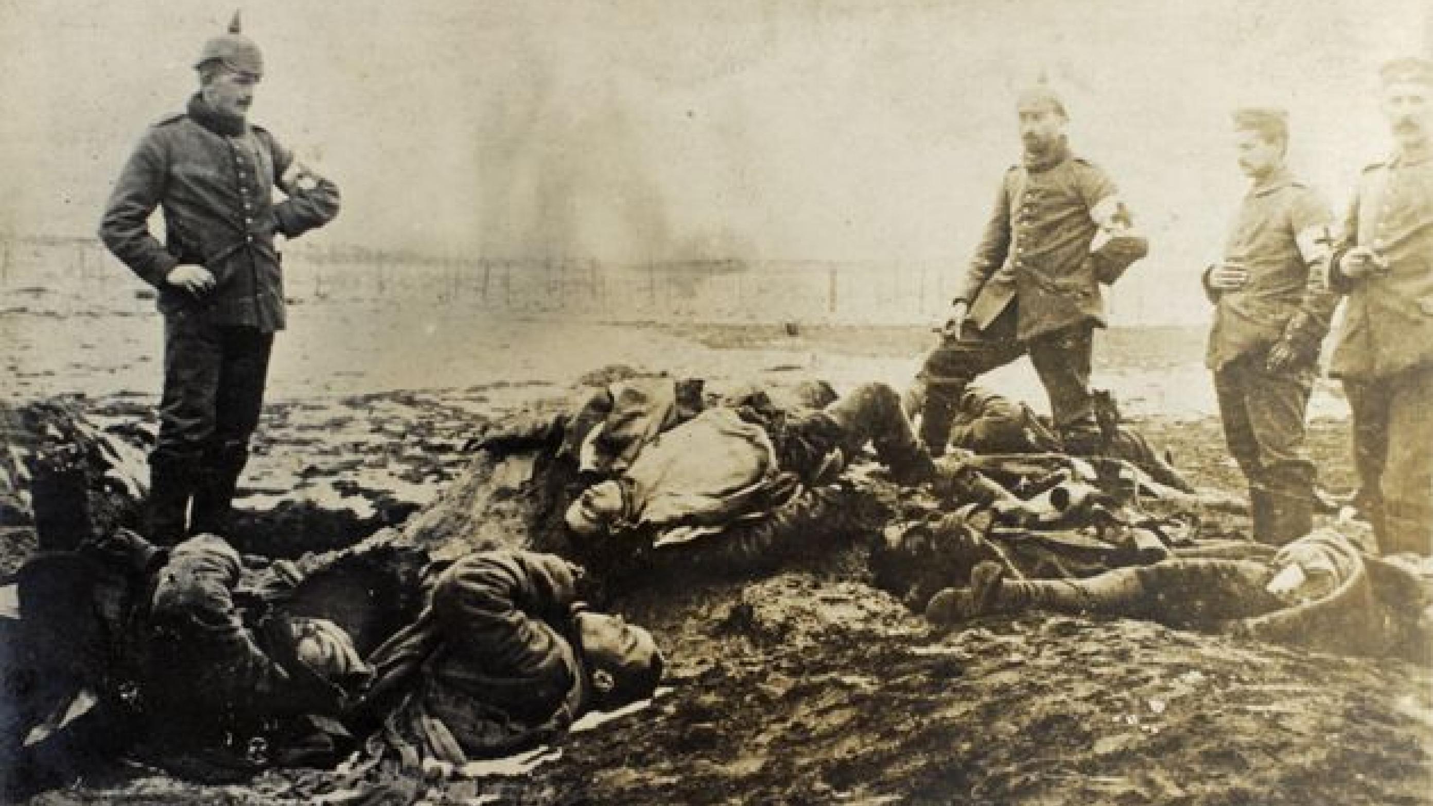 Tyske sanitetssoldater ved østfronten, 1916. Ukendt fotograf.