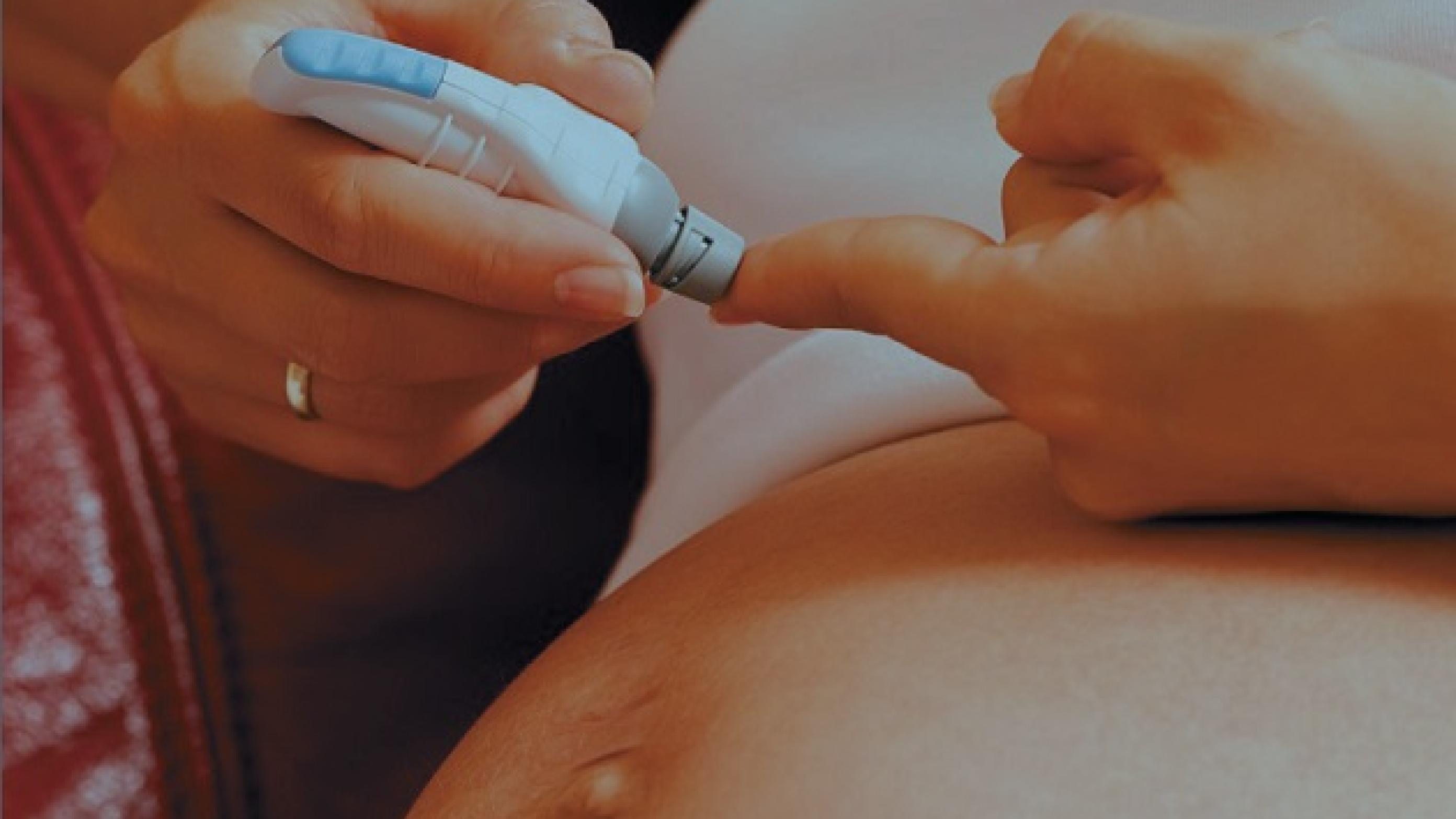 Under graviditeten skal kvinder med gestationel diabetes mellitus måle deres blodsukkerniveau flere gange dagligt. Colourbox