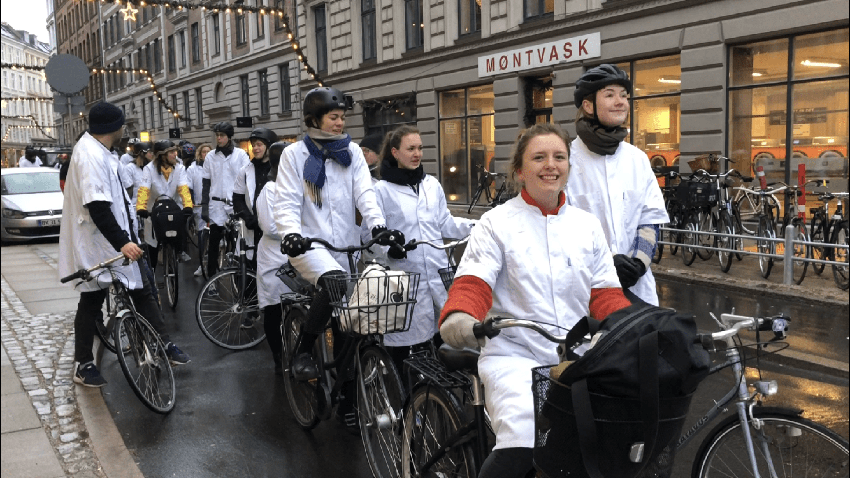 Medicinstuderende cykler til Køge og protesterer over, at de ikke længere kan få refunderet deres transportudgifter under klinikophold. Foto: Ugeskriftet 