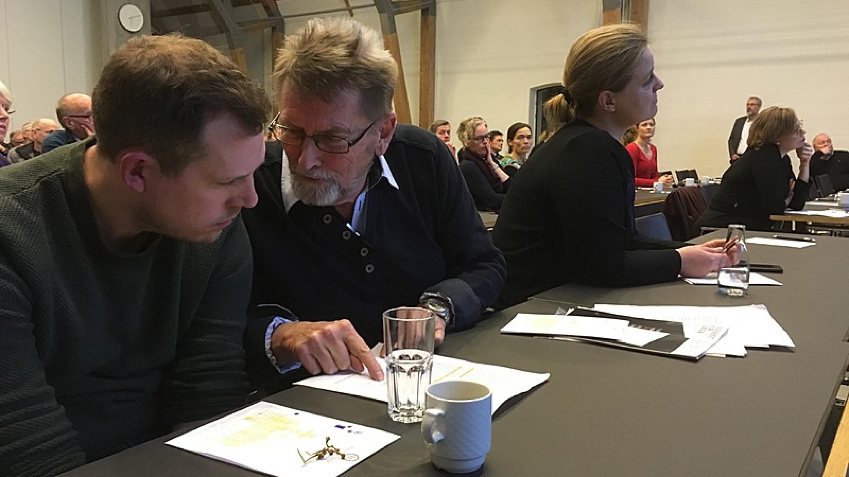 Lægeforeningen i Region Syddanmark diskuterede i aftes læringen af Svendborgsagen. Mogens Hüttel (i midten på billedet) advarede mod at debatten kommer til at handle om journalføring. Det handler meget om ledelsens ansvar, sagde han. 
