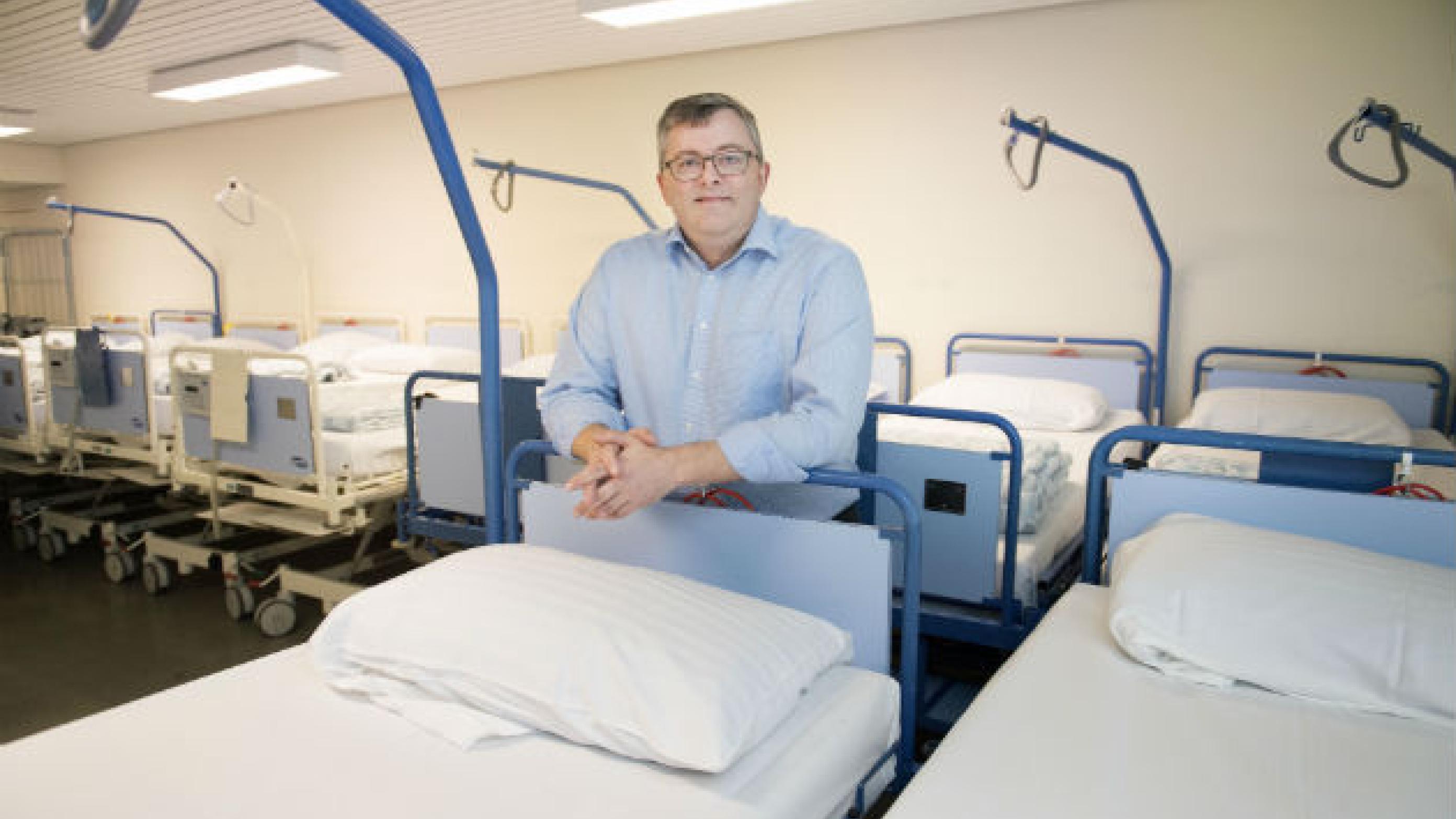 Jan Nybo er forløbschef på Aalborg Universitetshospital og med til at fordele patienter på hospitalets senge. Foto: Lars Horn.