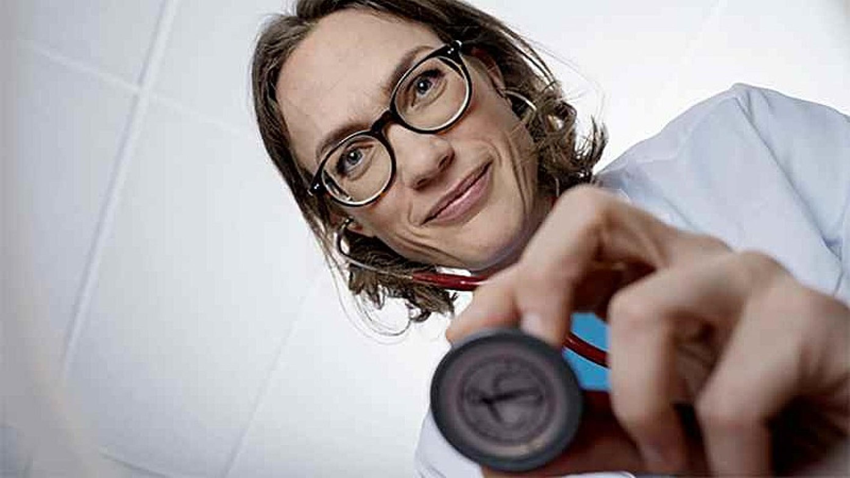 Maja Thiele, læge og vært på "Sygt Nok". PR-foto: DR.dk