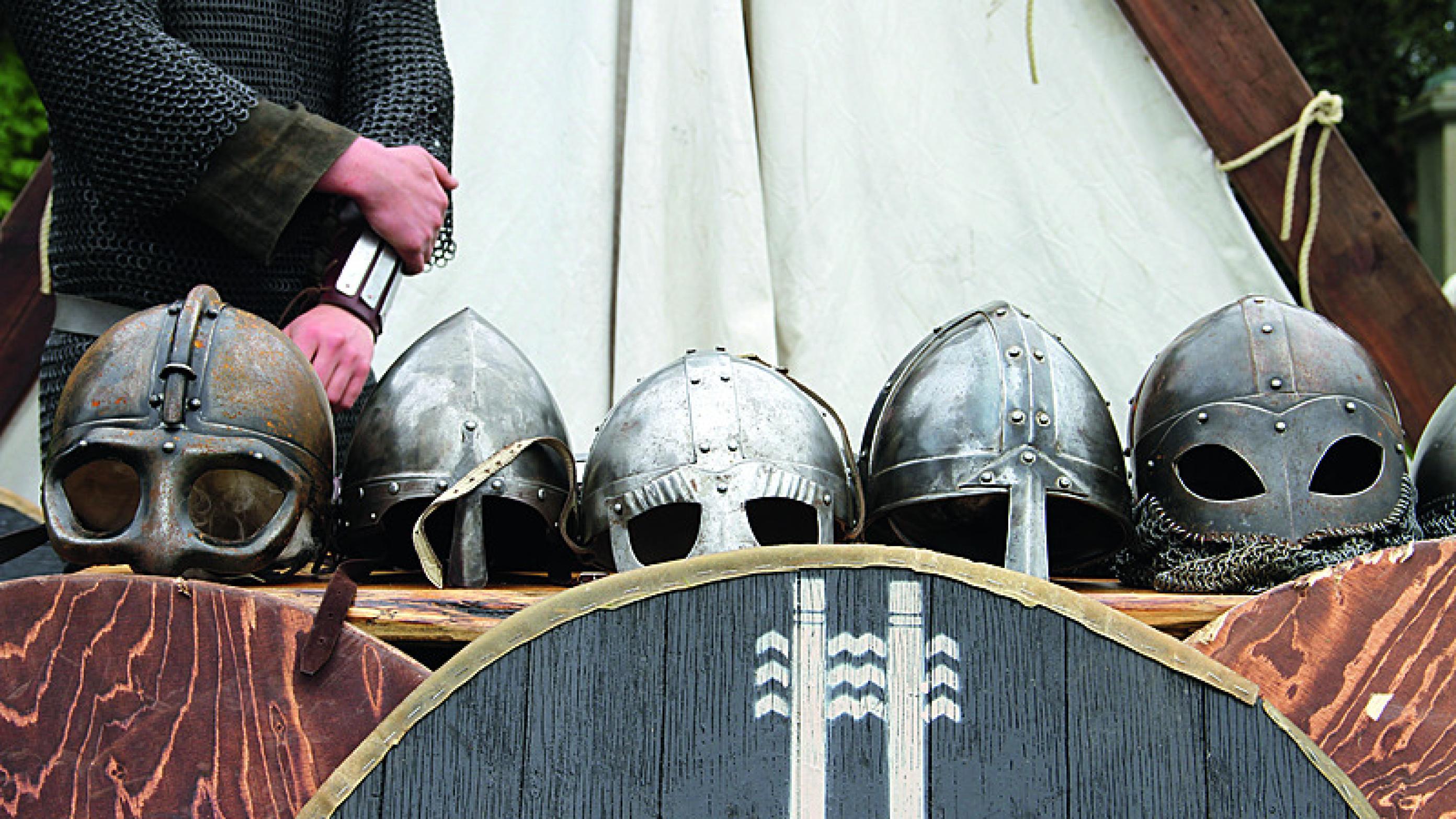 Vikingerne nøjedes ikke med at hærge på de britiske øer. Meget tyder også på, at de bragte spedalskhed med sig. Udvalg af vikingehjelme. Foto: Helgi Haldórsson/Wikipedia.