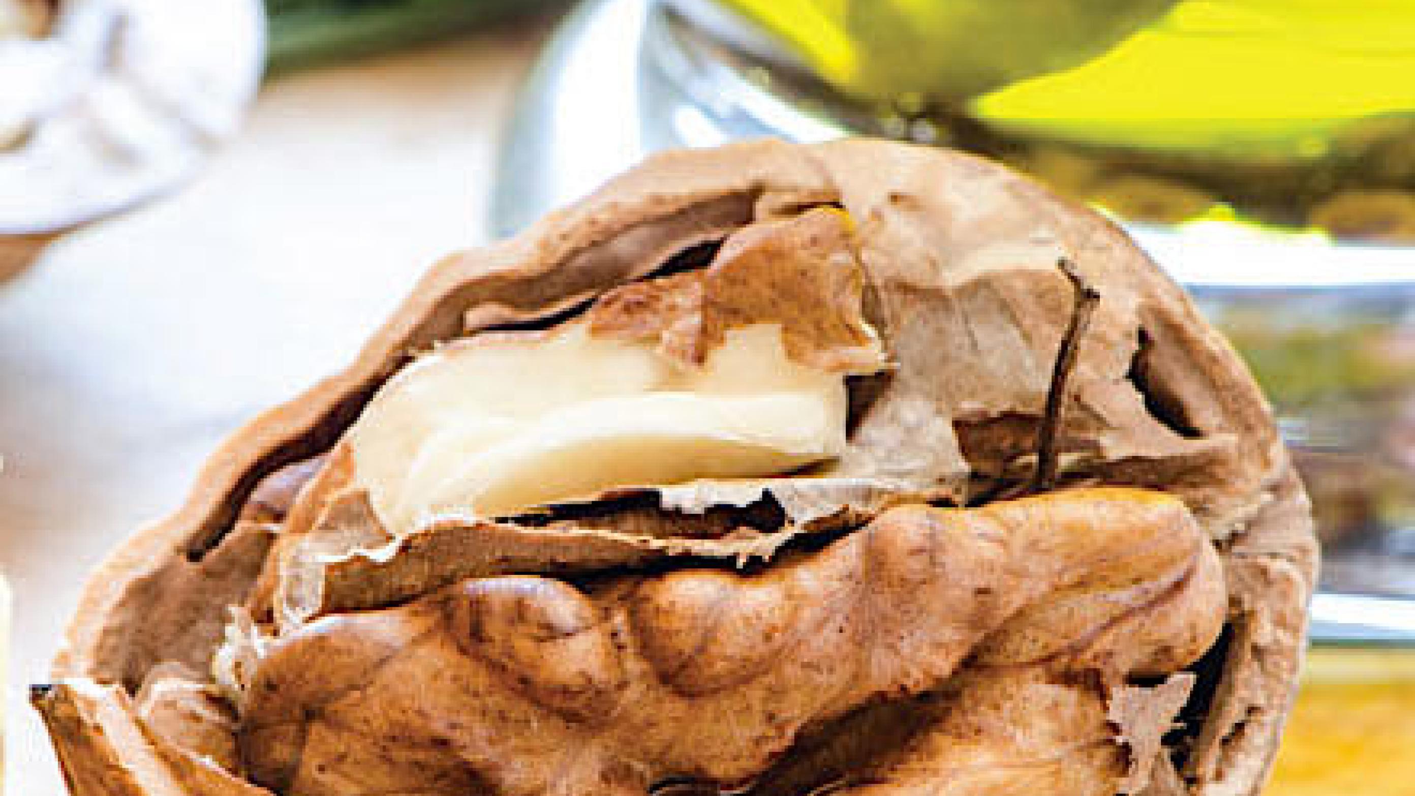 Olivenolie og nødder indgår som vigtige bestanddele i den traditionelle middelhavskost. Foto: Colourbox