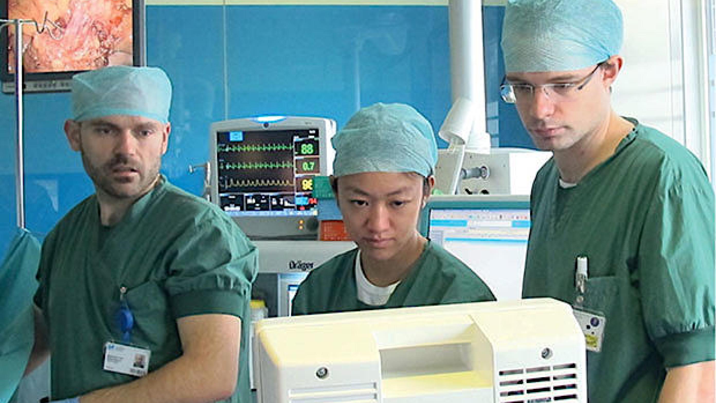 Undervisning af medicinstuderende på operationsgangen.