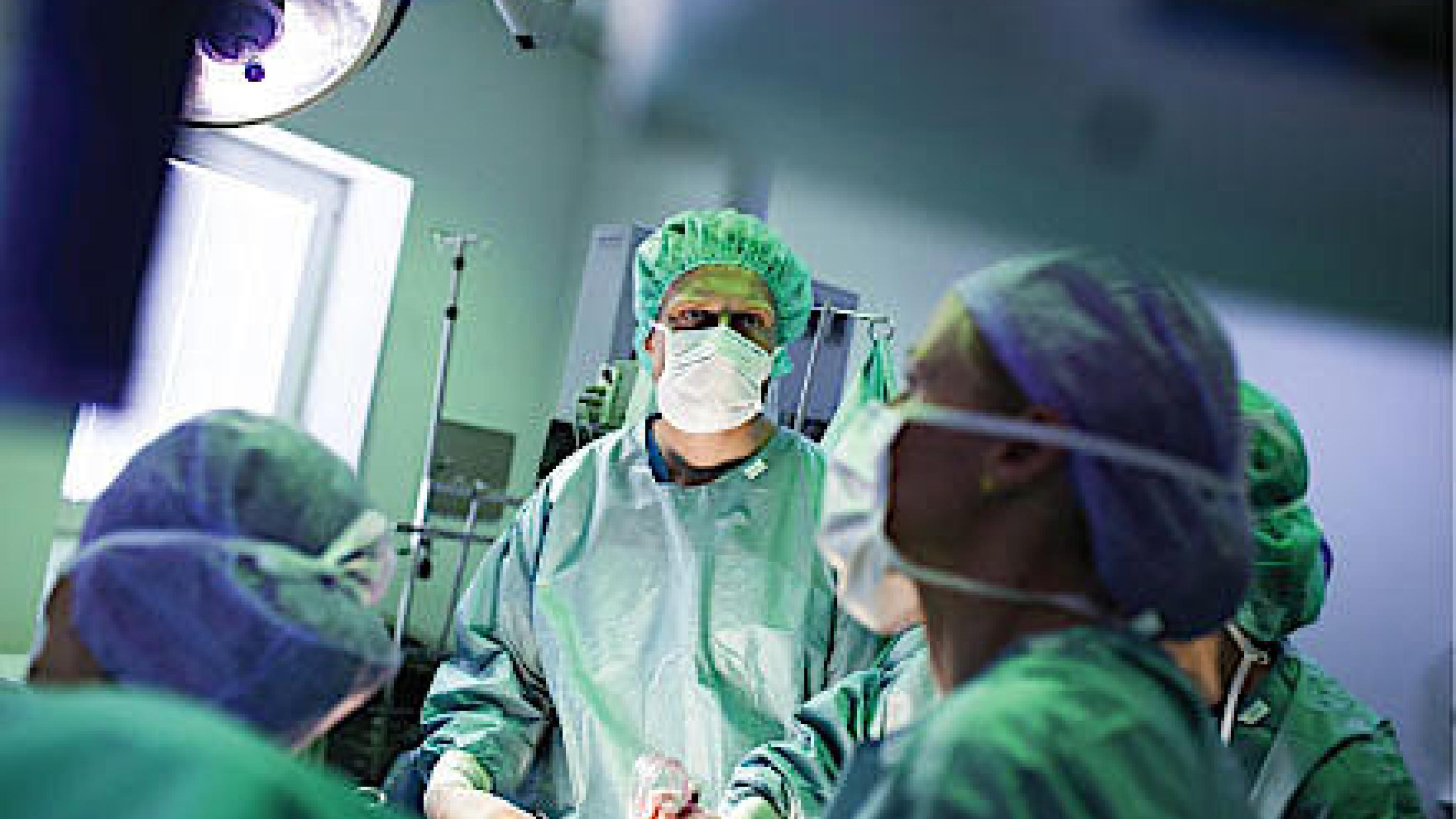 Dream Team-studerende assisterer ved en laparoskopisk operation. Foto: Lars Kruse, Aarhus Universitet.