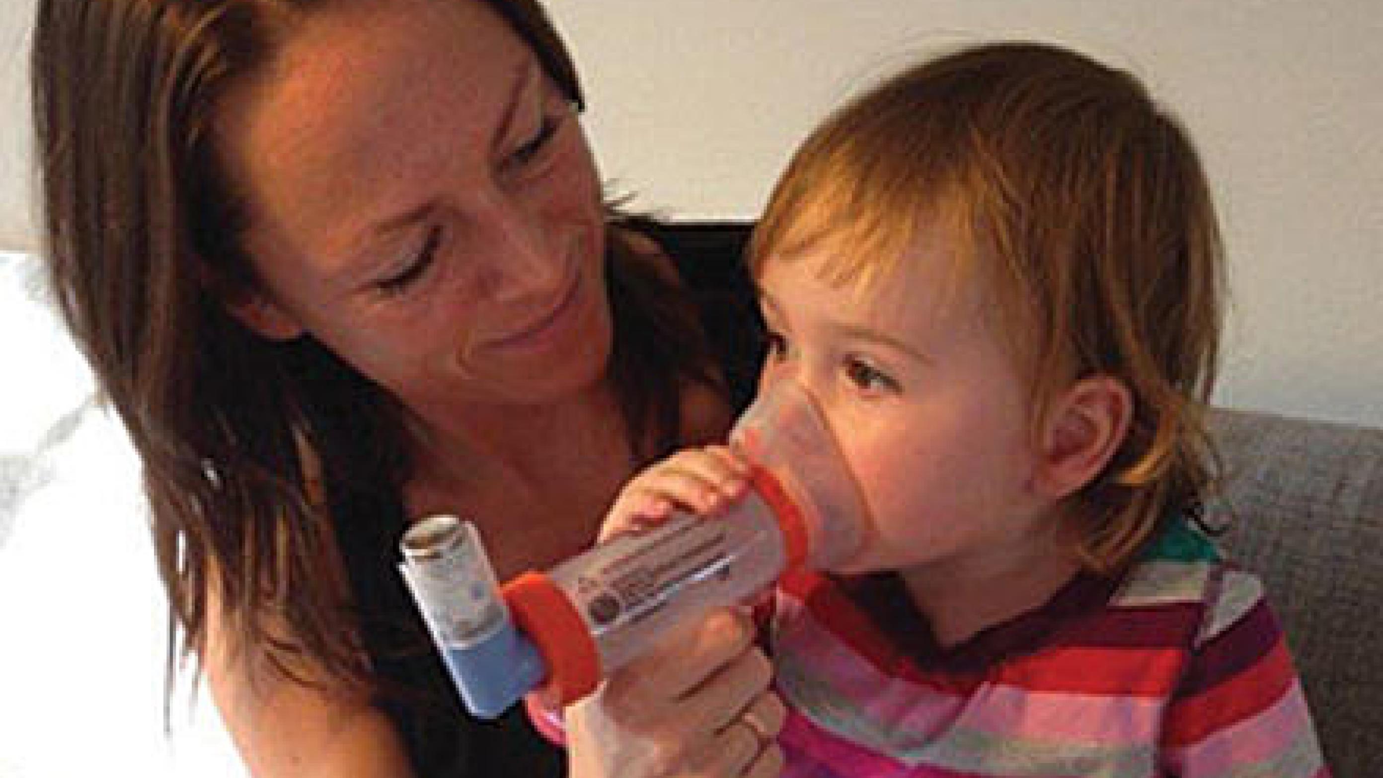 Instruktion af forældre i spacer-teknik, dosering og observation af effekt er vigtig, hvis der behandles med inhalationsmedicin.