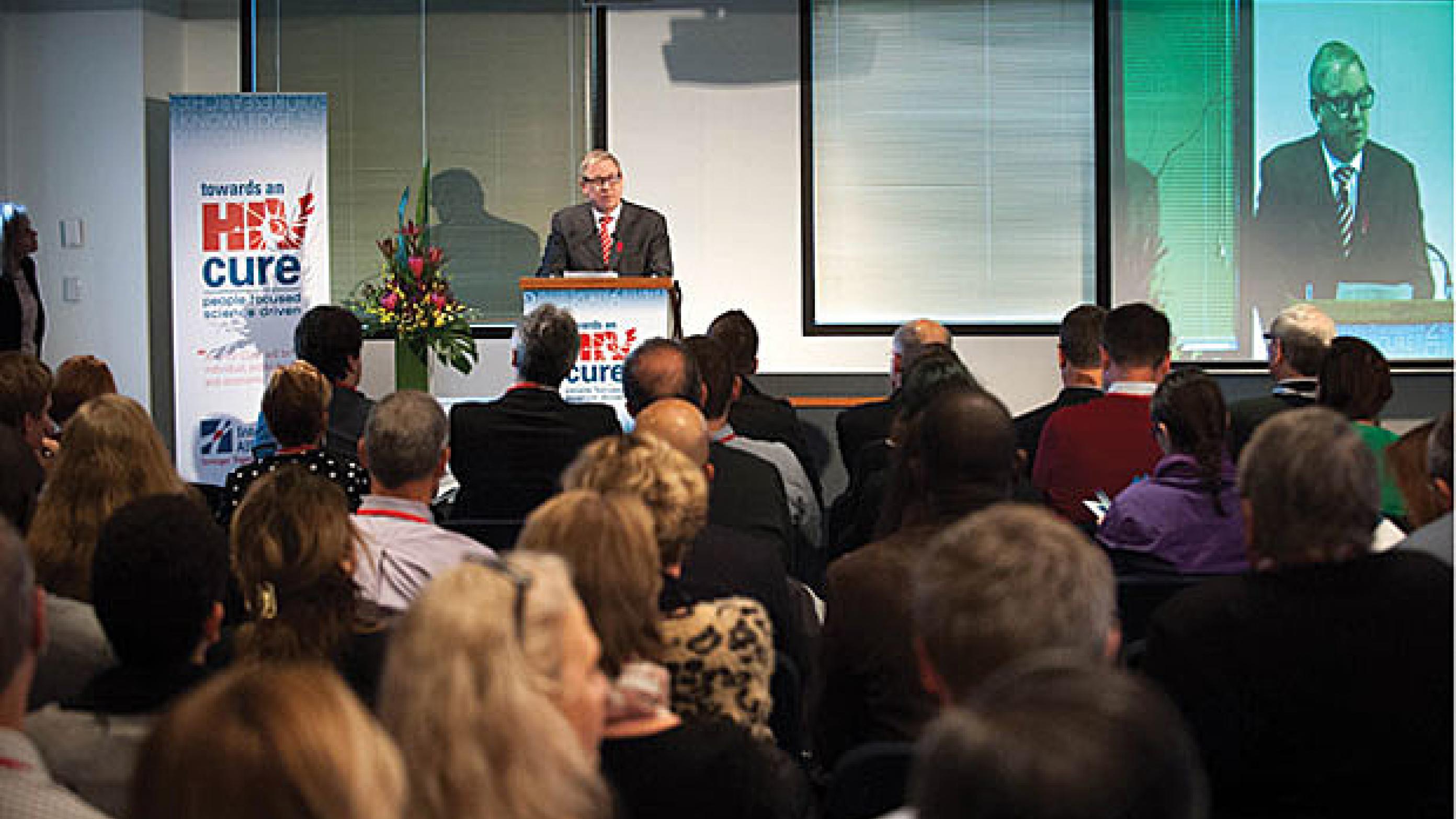 Delstaten Victorias sundhedsminister David Davis byder velkommen til to intense og spændende symposiedage, hvor hiv-forskere fra hele verden samledes i Melbourne.