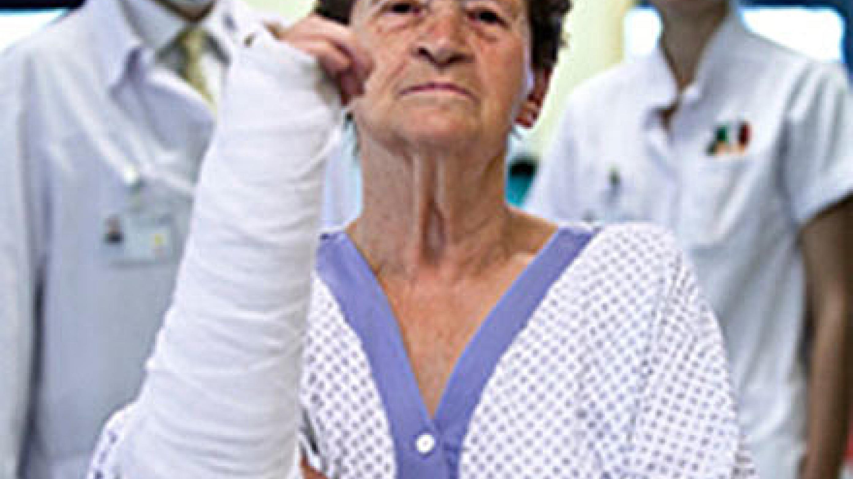 Patient med håndledsbrud. Frakturforebyggelseskoordinator og overlæge ses i baggrunden. 