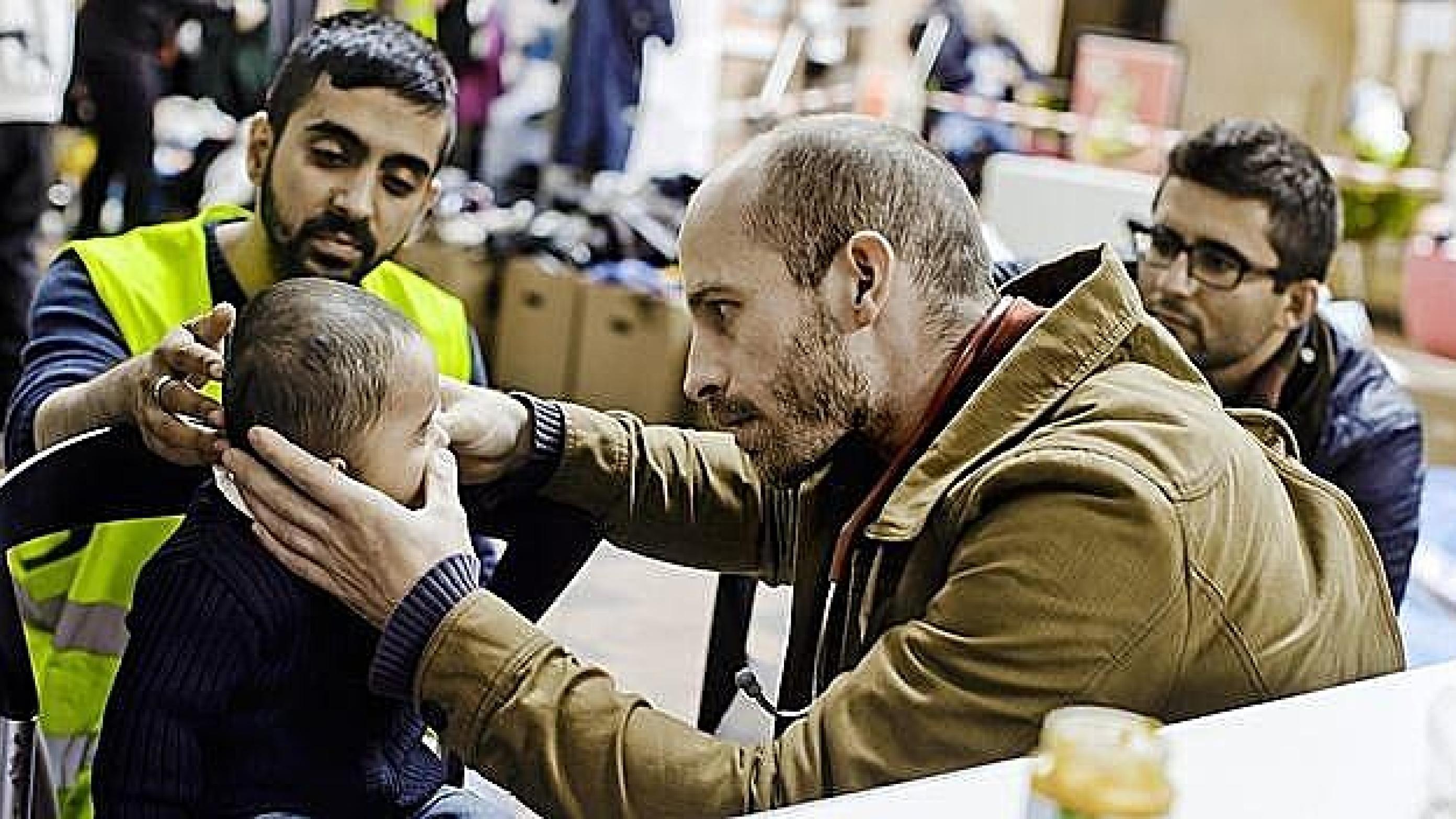 Læge Johan Stender undersøger et nyankommet flygtningebarn på Hovedbanegården i 2015. Foto: Claus Boesen